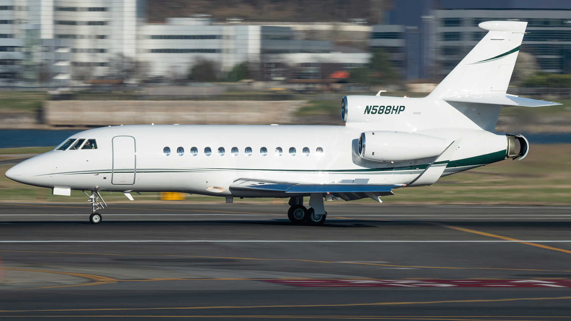 Full size: PRIVATE Dassault Falcon 900EX N588HP at Ronald Reagan National Airport