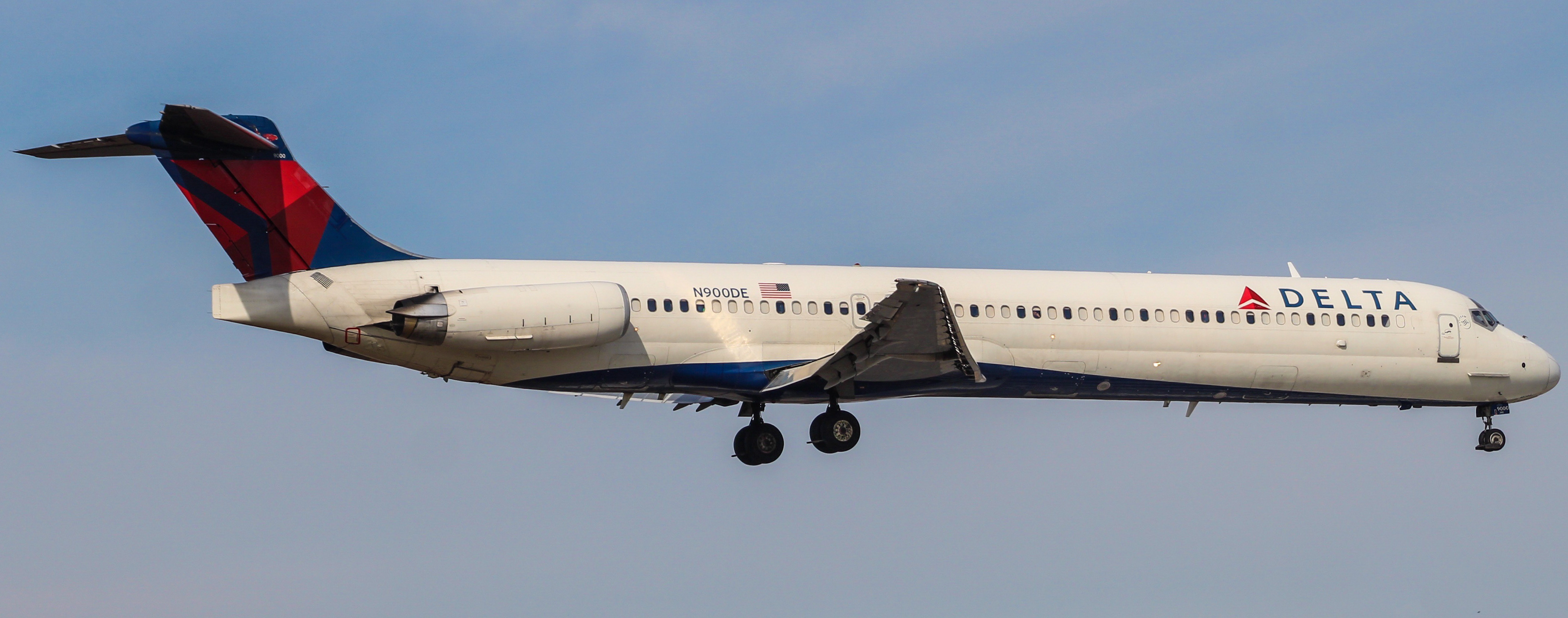 Full size: Delta Airlines McDonnell Douglas MD-88 N900DE at Philadelphia International Airport