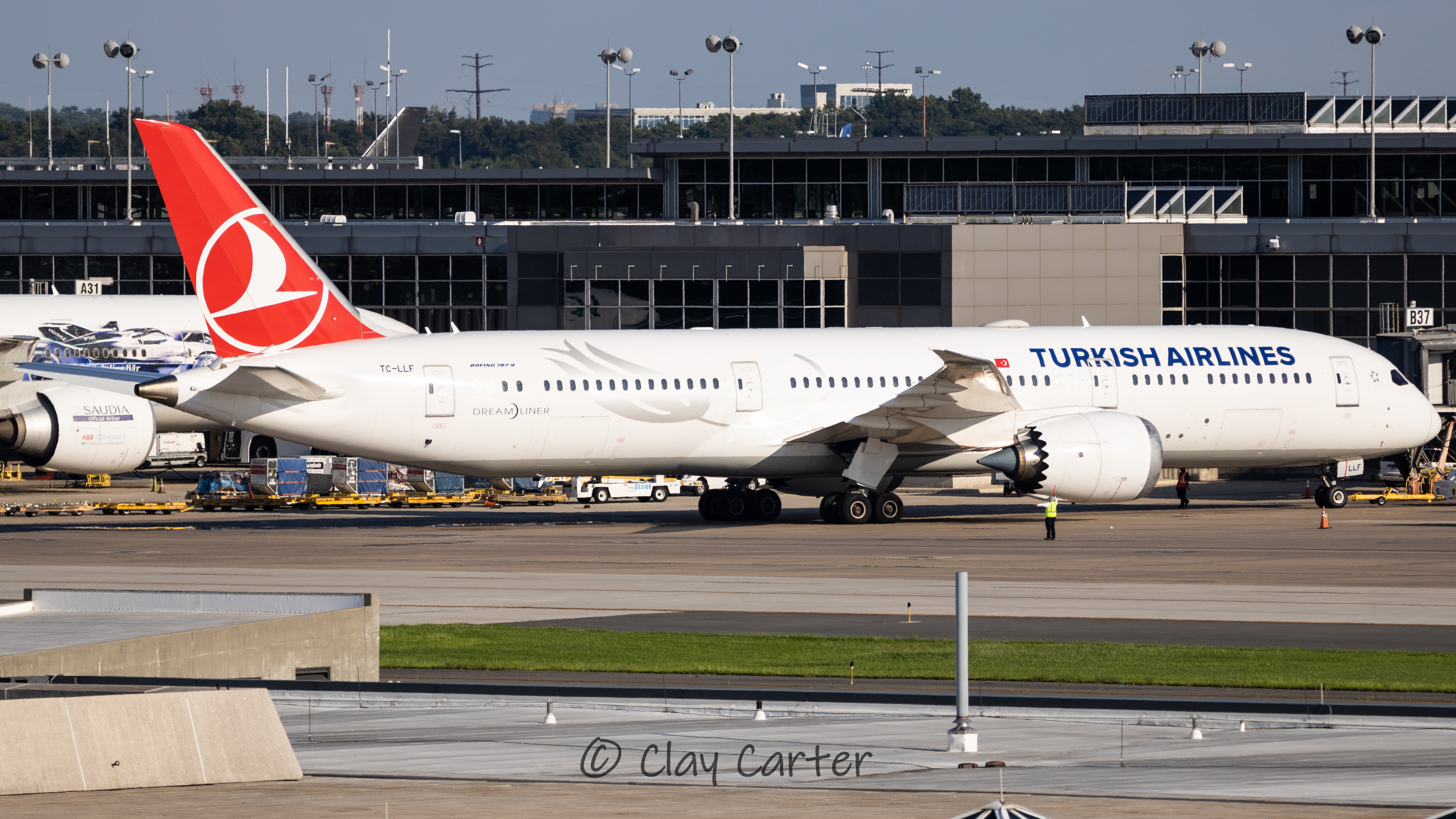 Full size: Turkish Airlines Boeing 787-9 TC-LLF at Washington Dulles International Airport