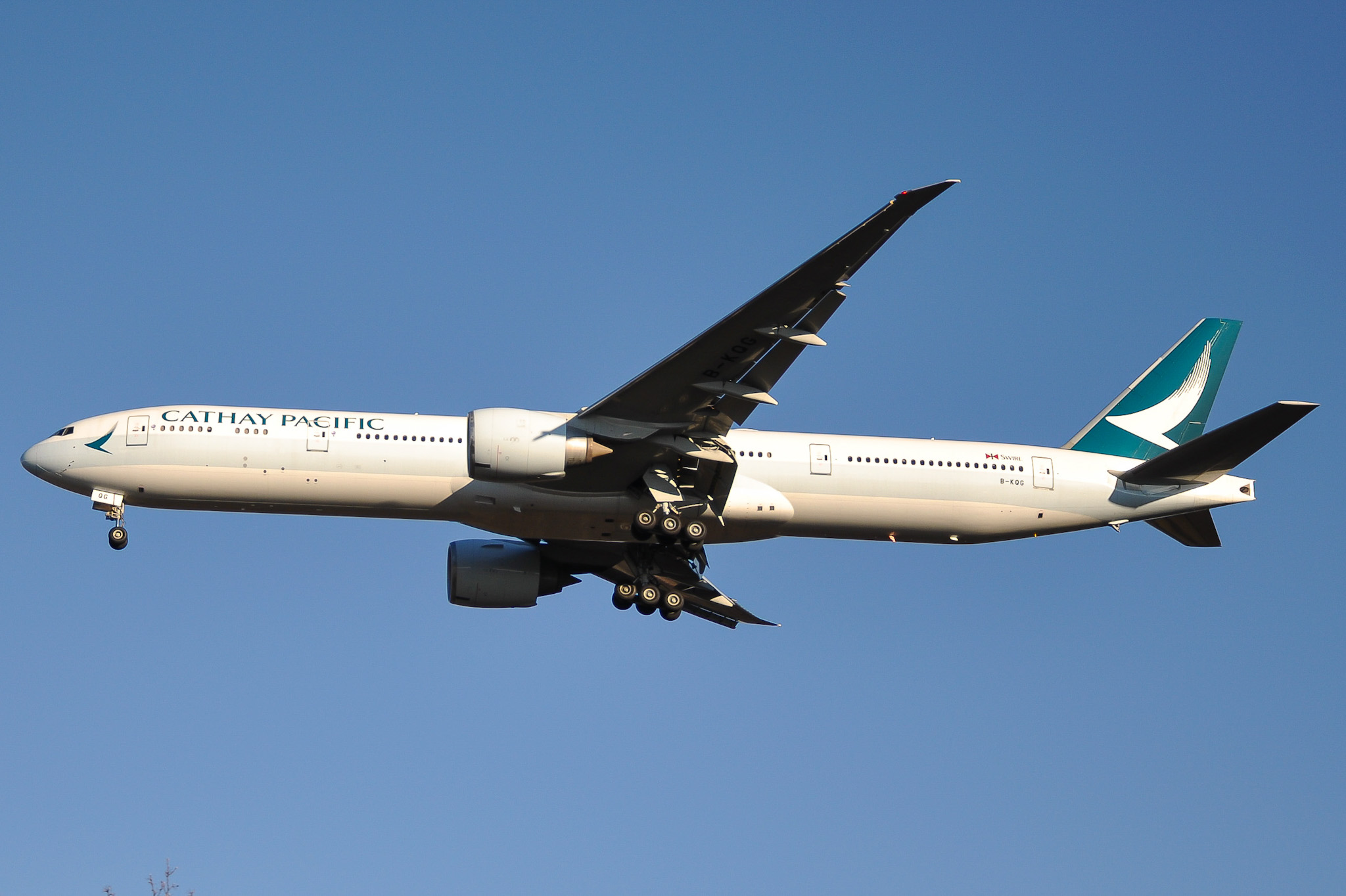 Full size: Cathay Pacific Boeing 777-300ER B-KQG at Pittsburgh International Airport