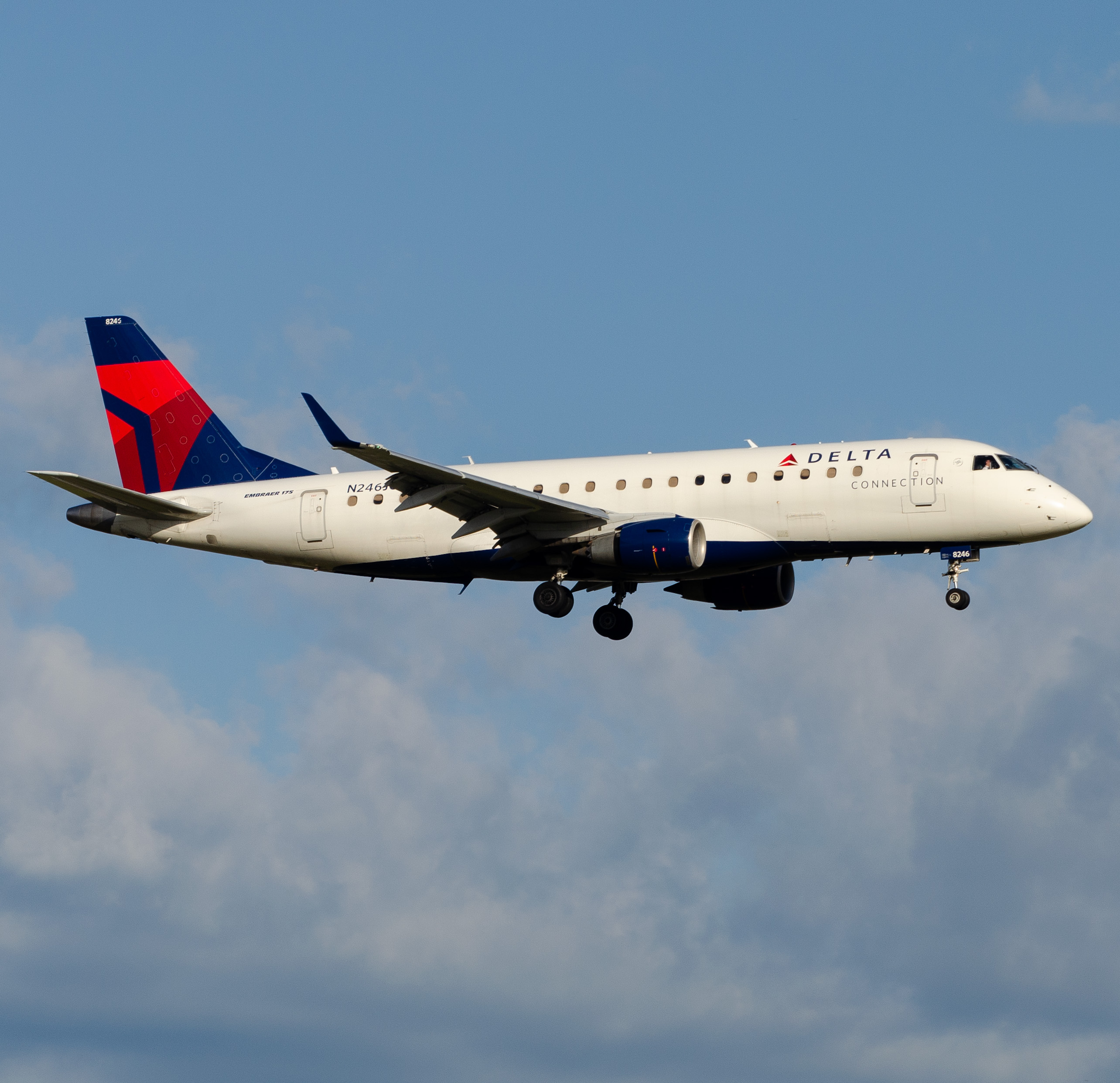 Full size: Delta Connection Embraer E170 N246JQ at Newark Liberty International Airport