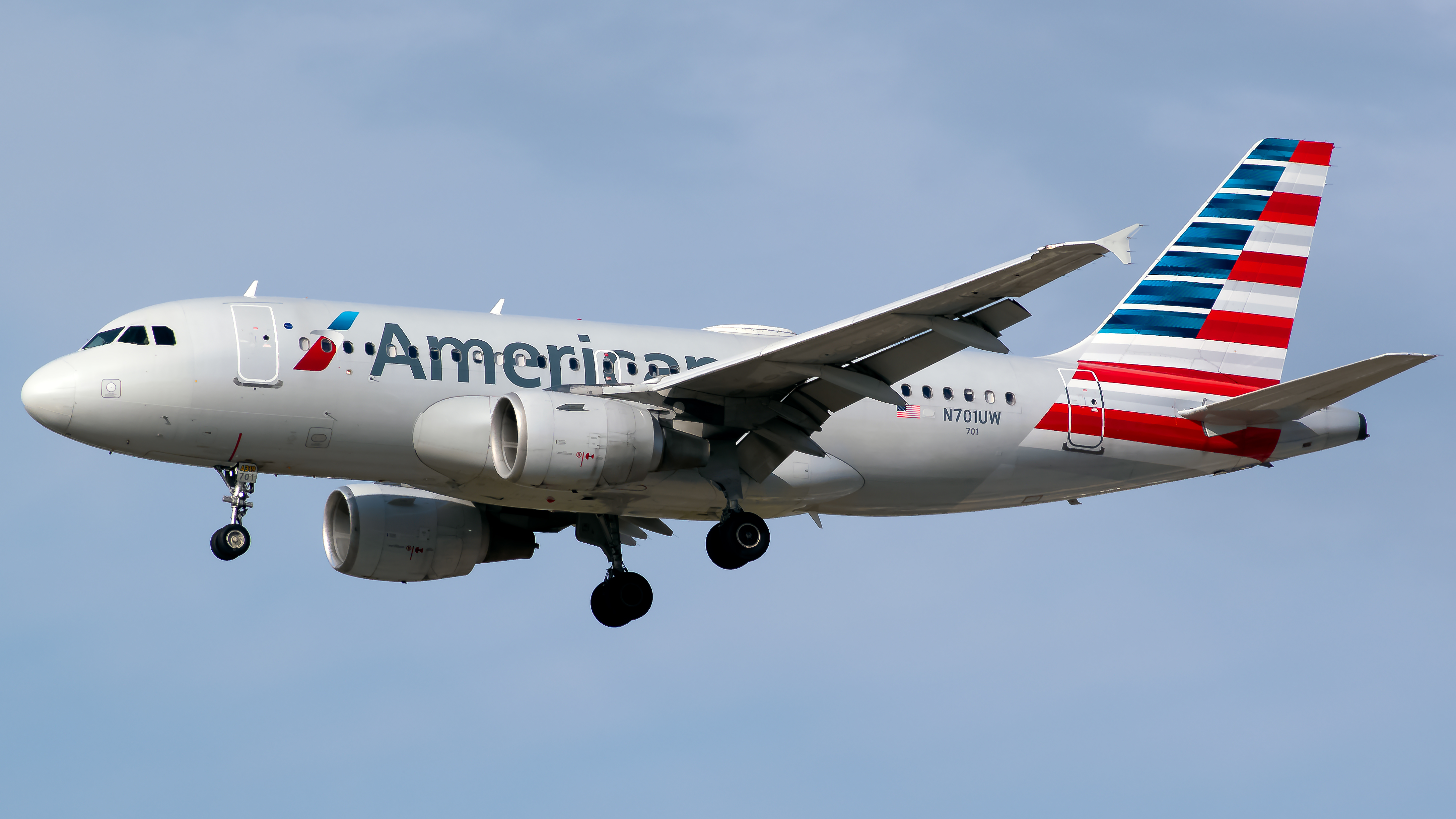 Full size: American Airlines Airbus A319 N701UW at Chicago O'Hare International Airport