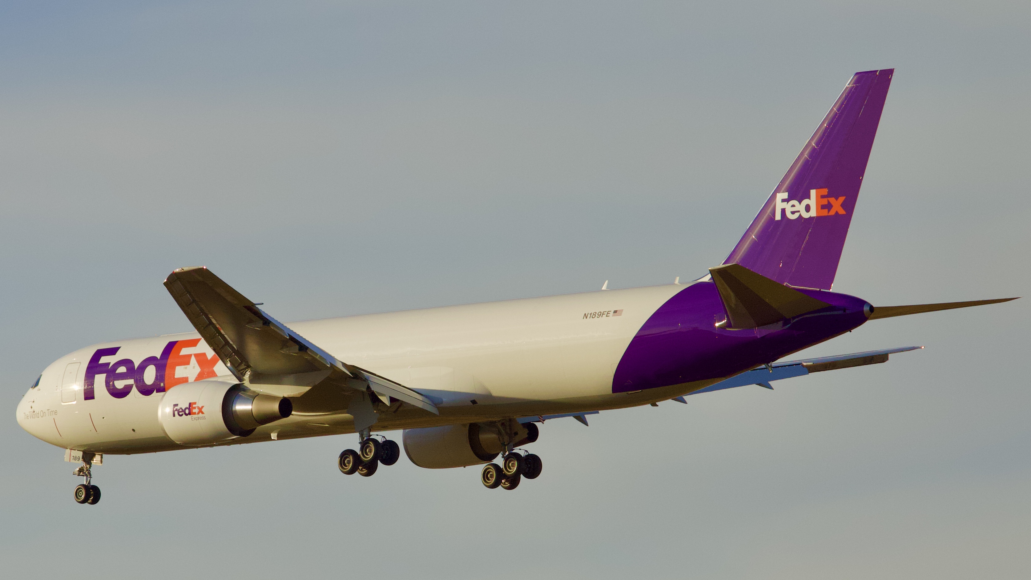 Full size: FedEx Boeing 767-300F N189FE at Houston-George Bush Intercontinental Airport
