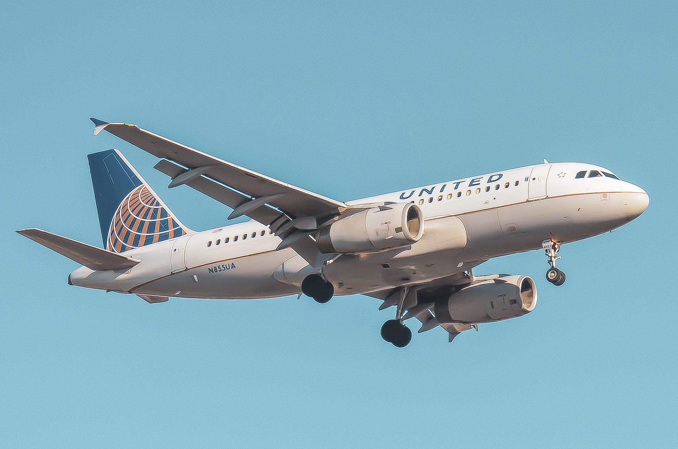 Full size: United Airlines Airbus A320 N855UA at Newark Liberty International Airport