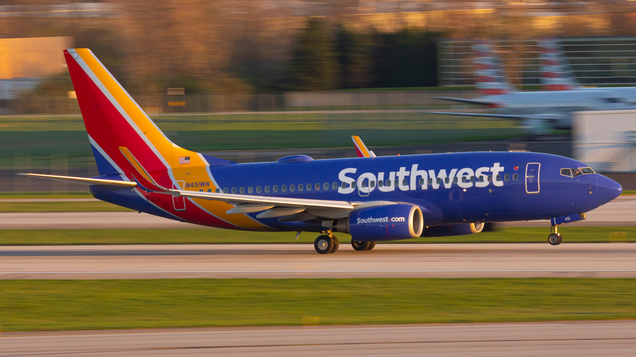 Full size: Southwest Airlines Boeing 737-700 N451WN at John Glenn Columbus International Airport
