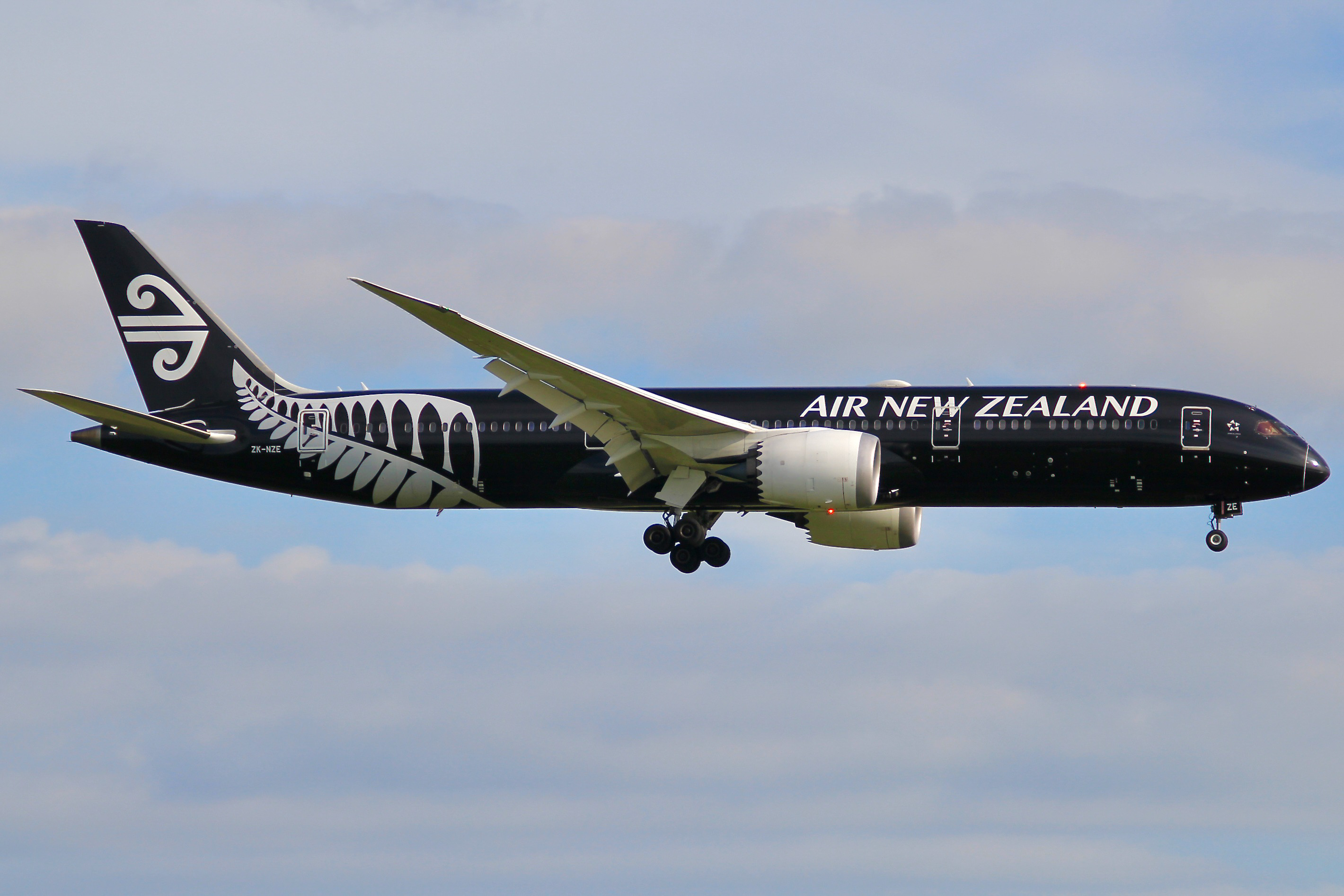 Full size: Air New Zealand Boeing 787-9 ZK-NZE at Auckland International Airport