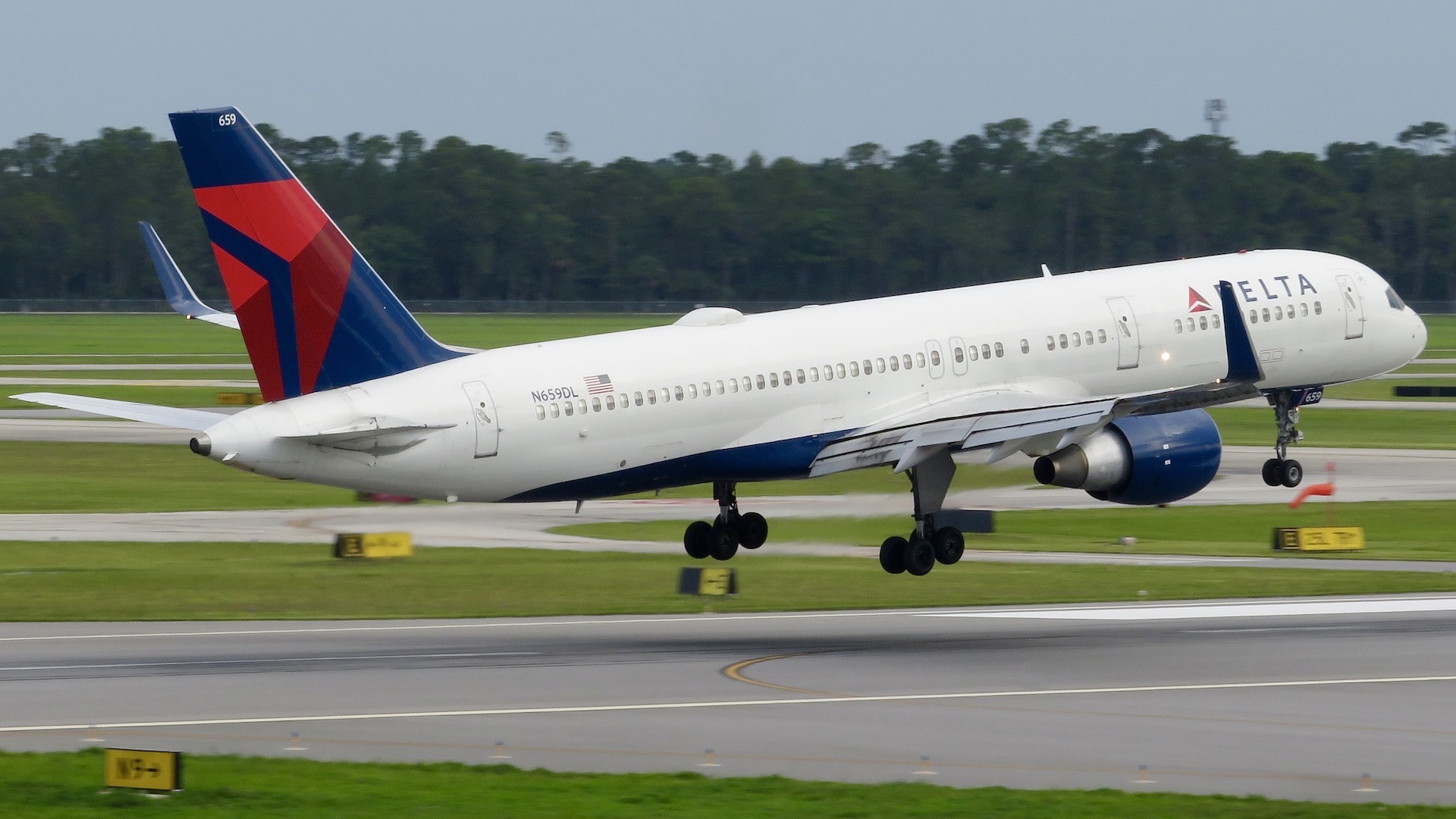 Full size: Delta Airlines Boeing 757-200 N659DL at Daytona Beach International Airport