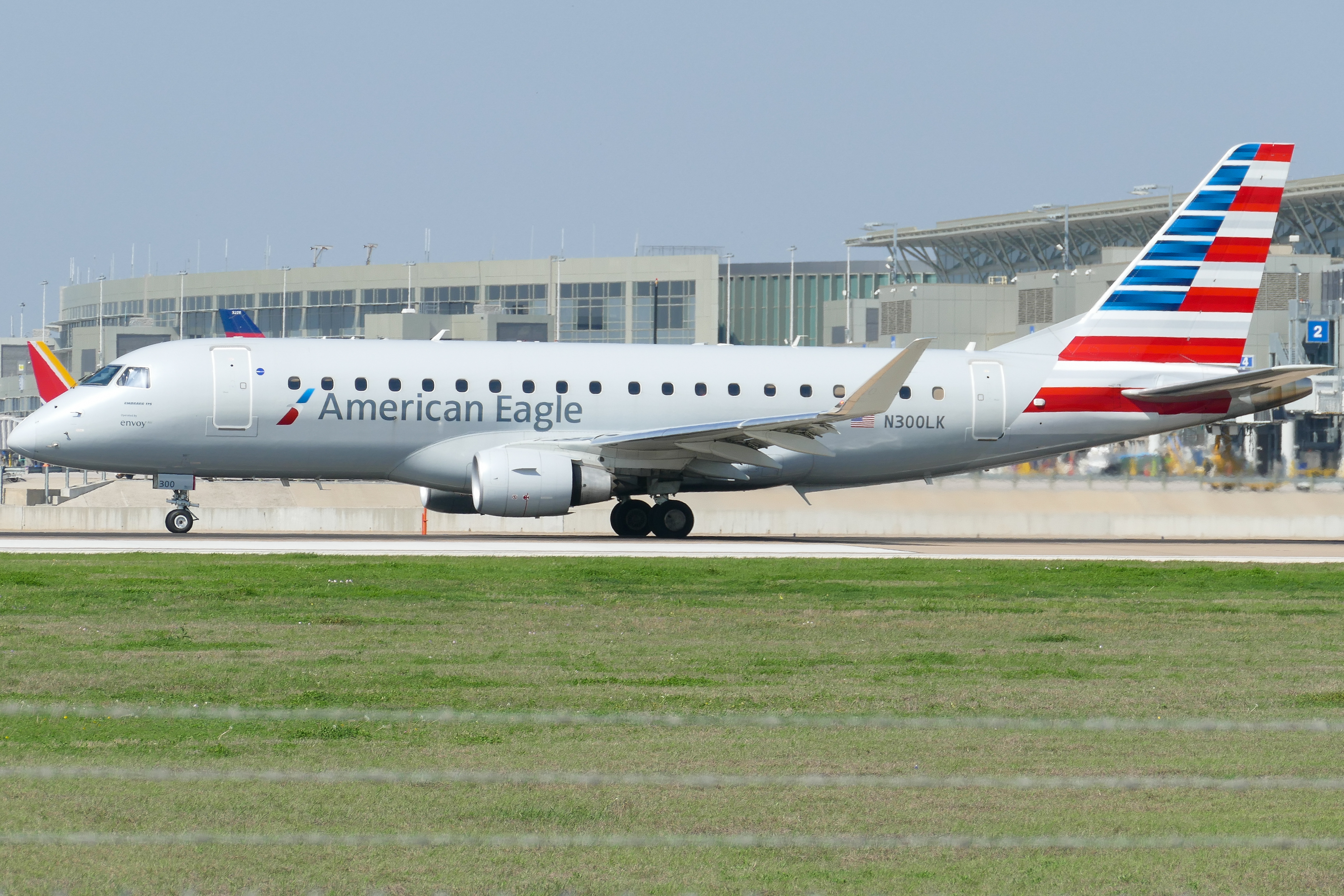 Full size: American Eagle Embraer E175 N300LK at Austin-Bergstrom International Airport