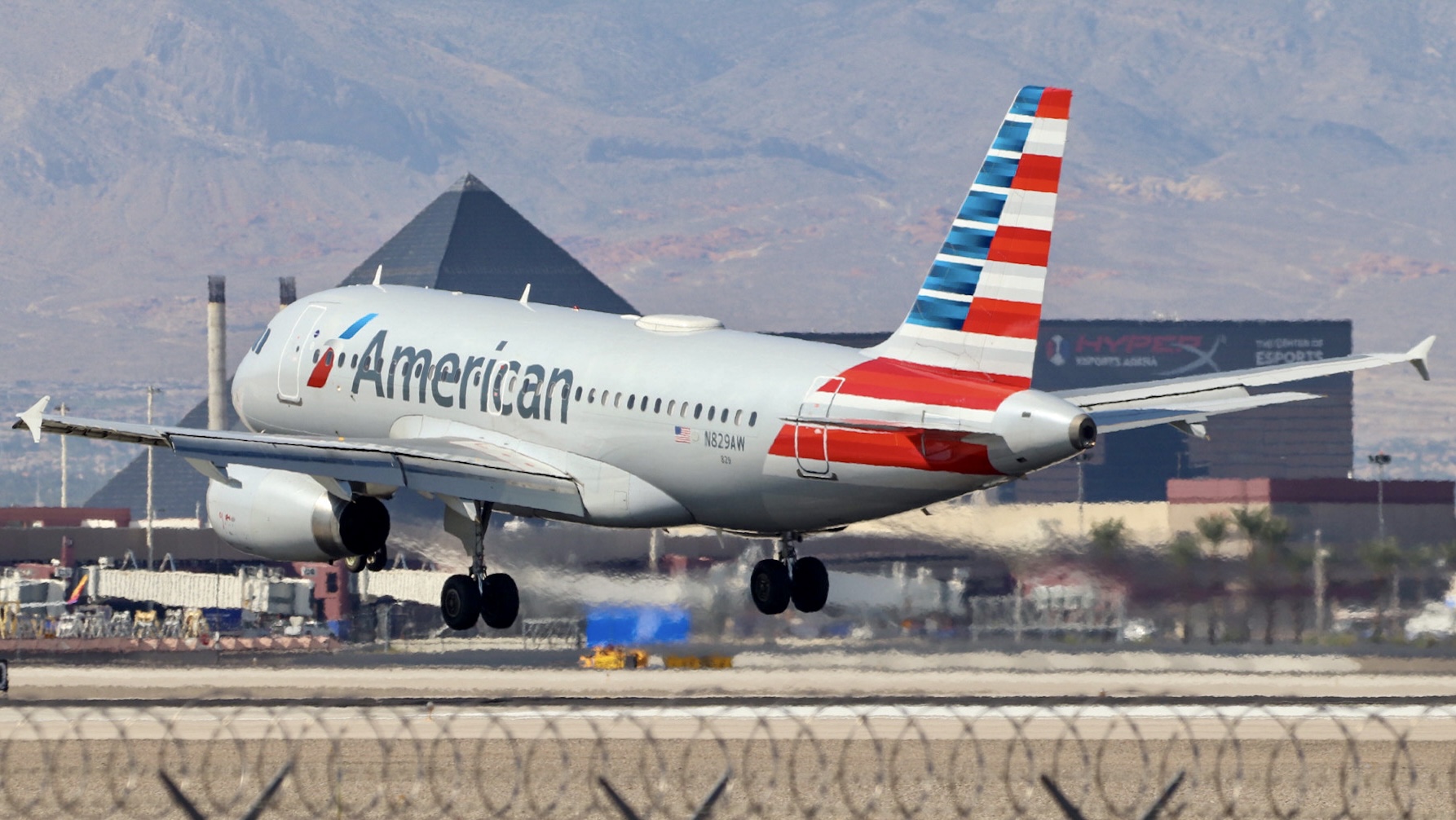 Full size: American Airlines Airbus A319 N829AW at Harry Reid International Airport