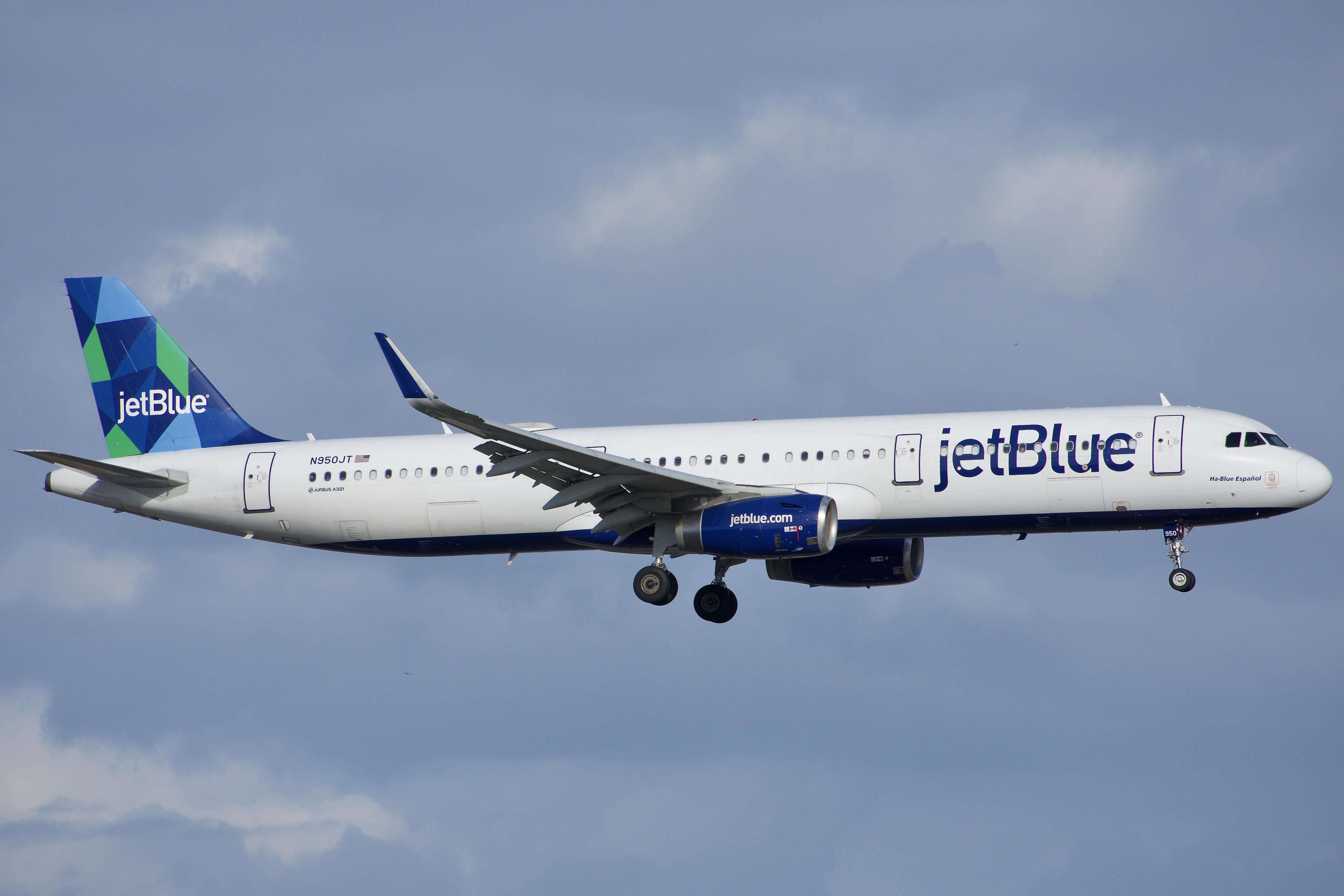 Full size: JetBlue Airways Airbus A321-200 N950JT at Orlando International Airport