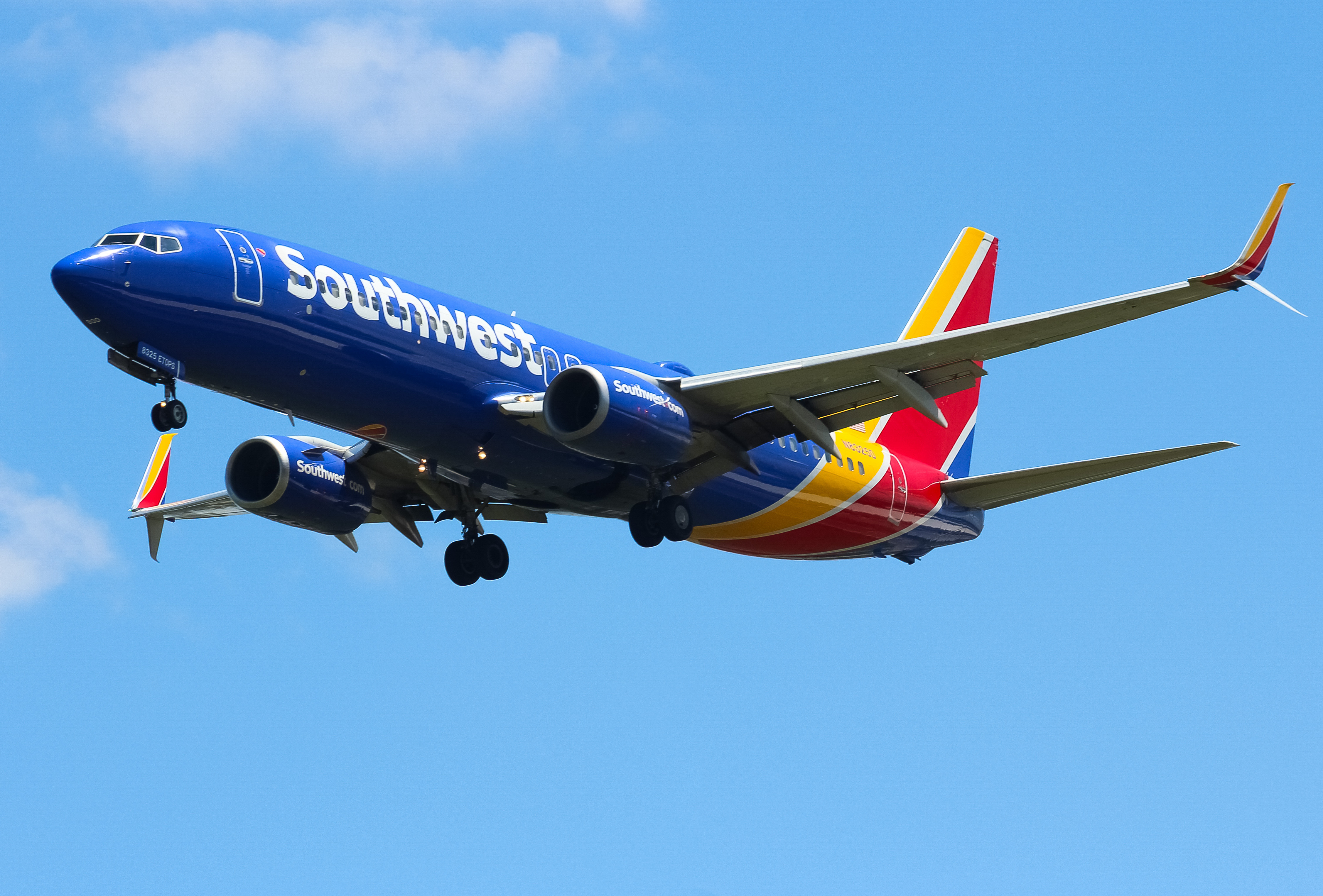 Full size: Southwest Airlines Boeing 737-800 N8325D at Cincinnati/Northern Kentucky International Airport