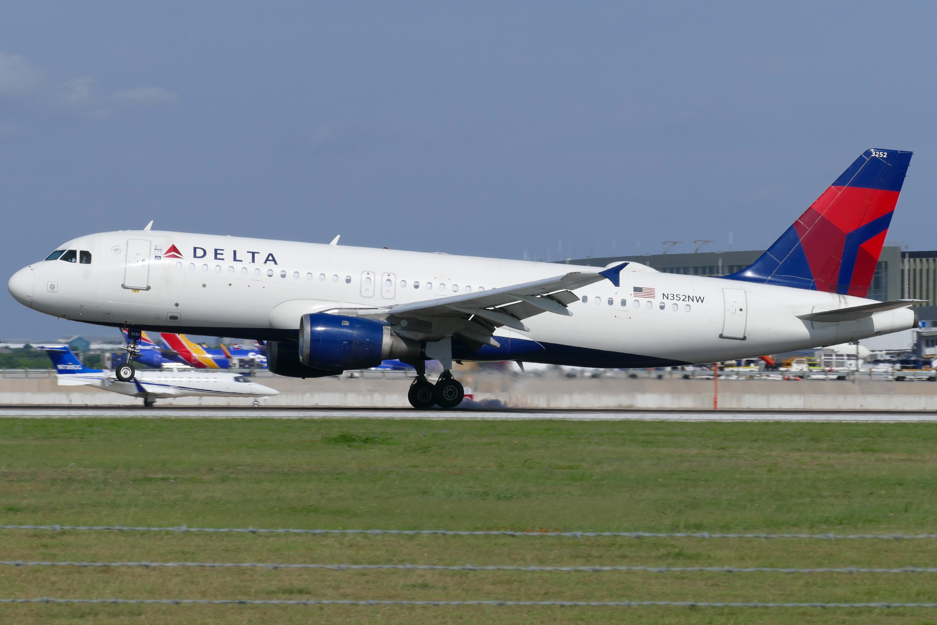 Full size: Delta Airlines Airbus A320 N352NW at Austin-Bergstrom International Airport