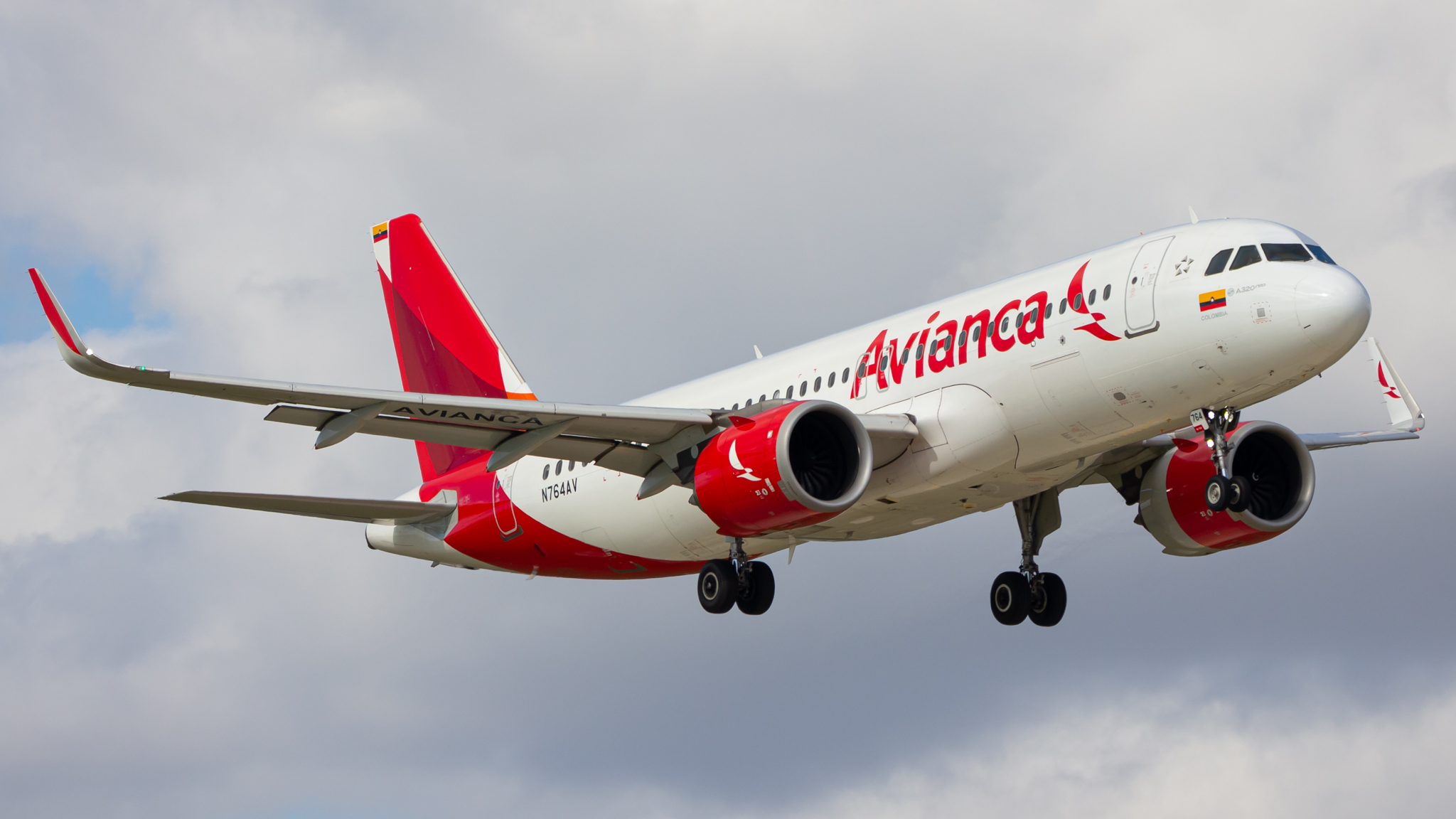 Full size: Avianca Airbus A320NEO N764AV at Miami International Airport