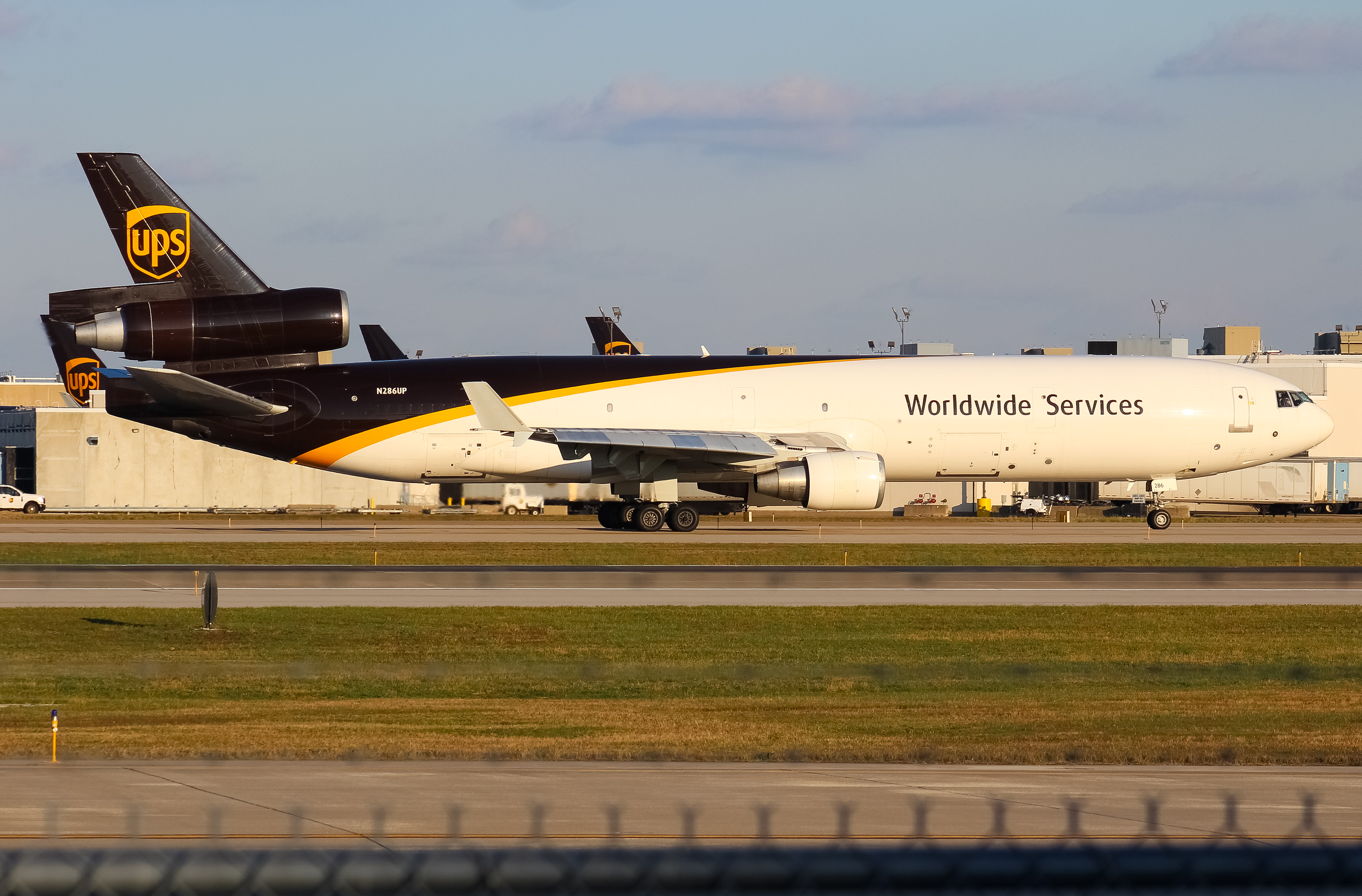 Full size: United Parcel Service McDonnell Douglas MD-11F N286UP at Louisville Muhammad Ali International Airport