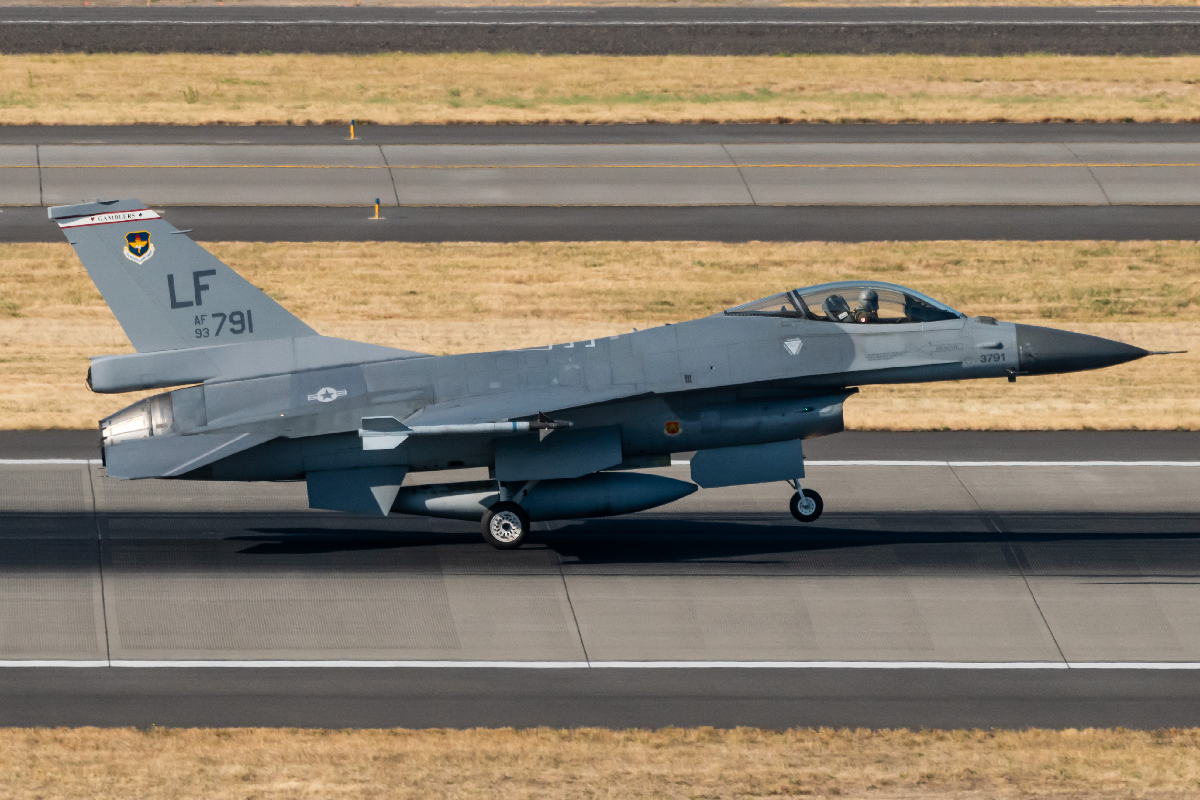 Full size: USAF - United States Air Force General Dynamics F-16 Fighting Falcon 93-0791 at Portland International Airport
