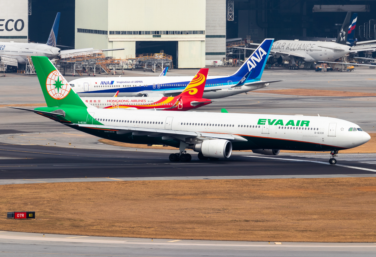 Full size: EVA Air Airbus A330-300 B-16338 at Hong Kong International Airport