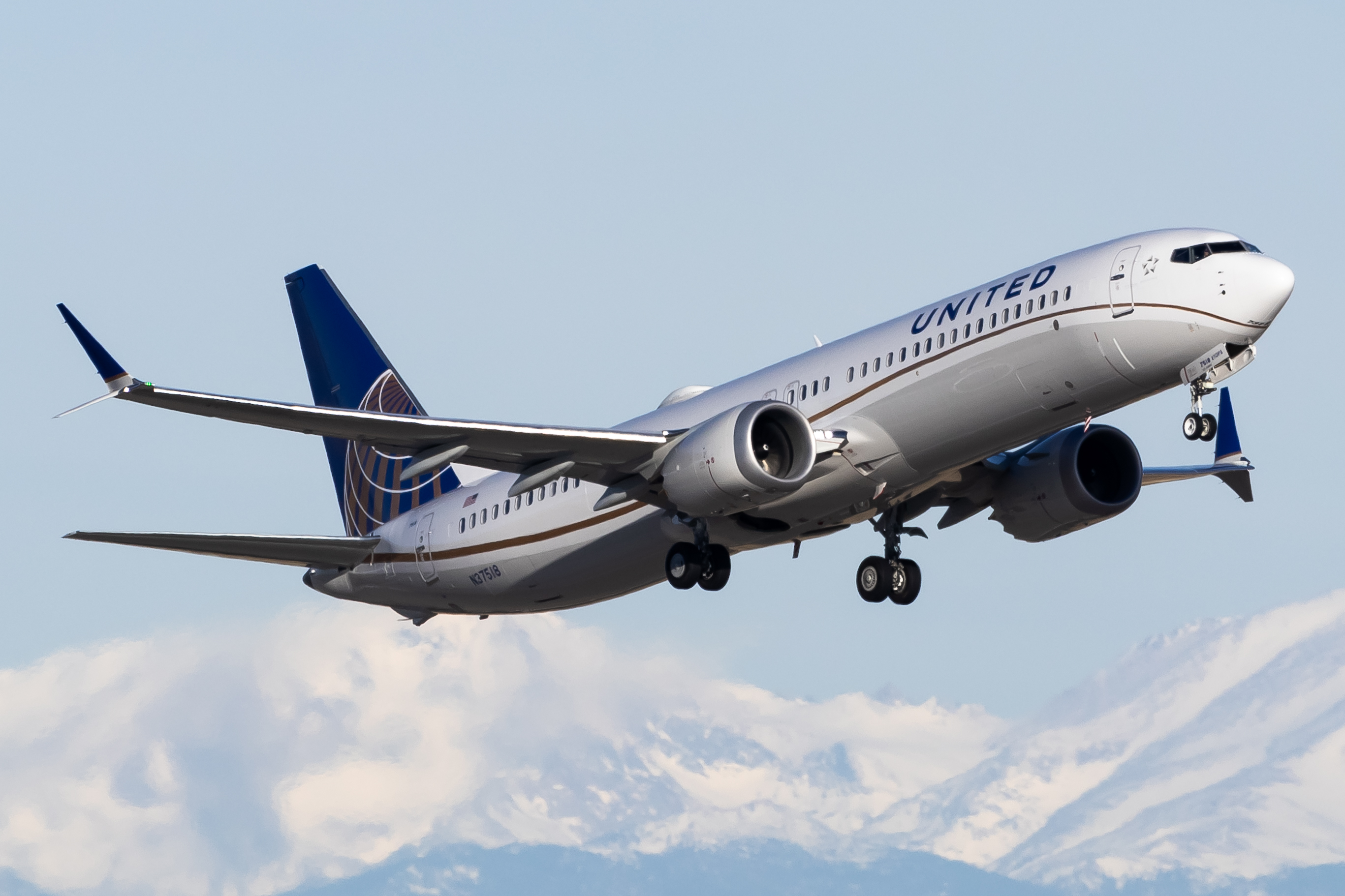 Full size: United Airlines Boeing 737 MAX 9 N37518 at Denver International Airport