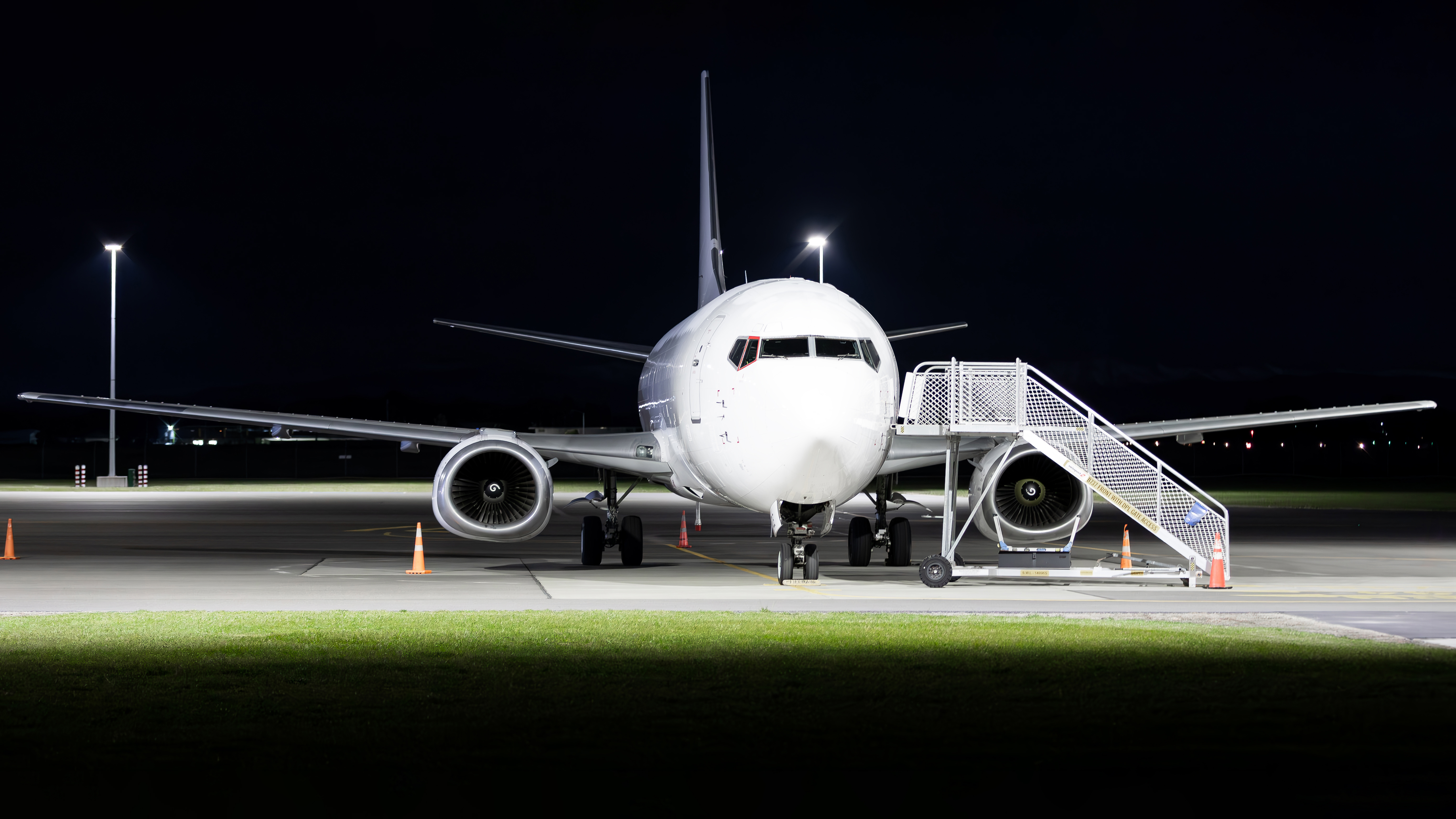 Full size: Airwork Boeing 737-300F ZK-TLE at Christchurch International Airport