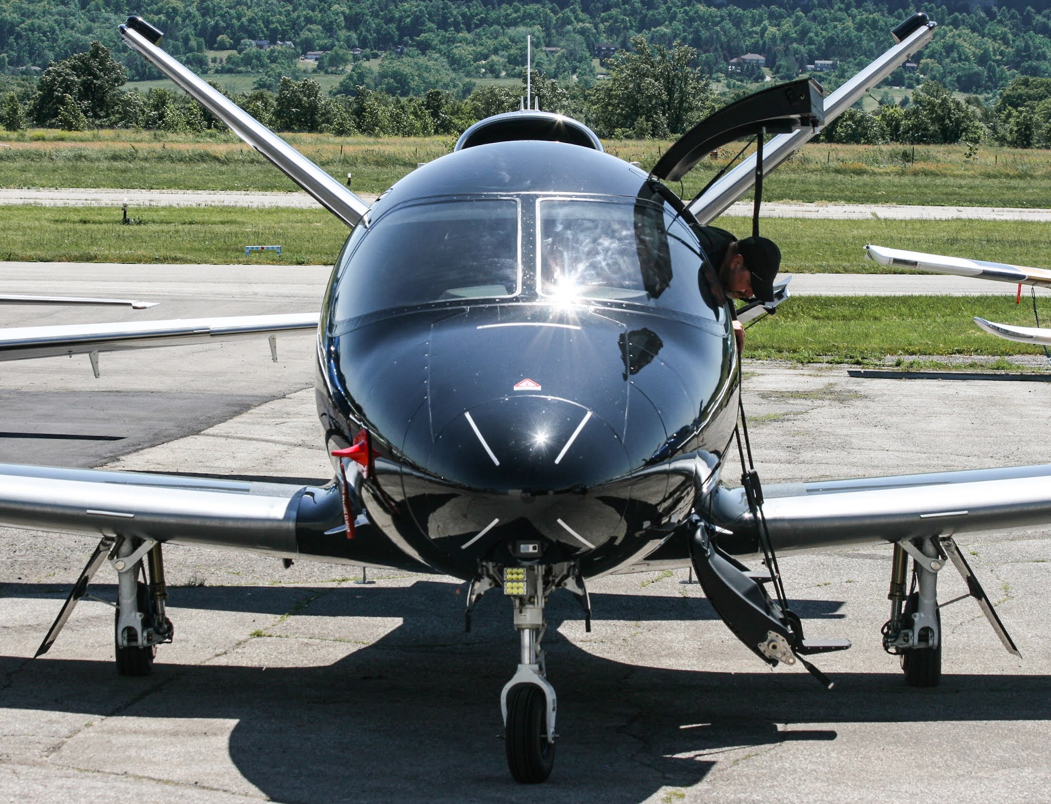 Full size: Private owner Cirrus G2 VisionJet N121RT at 
