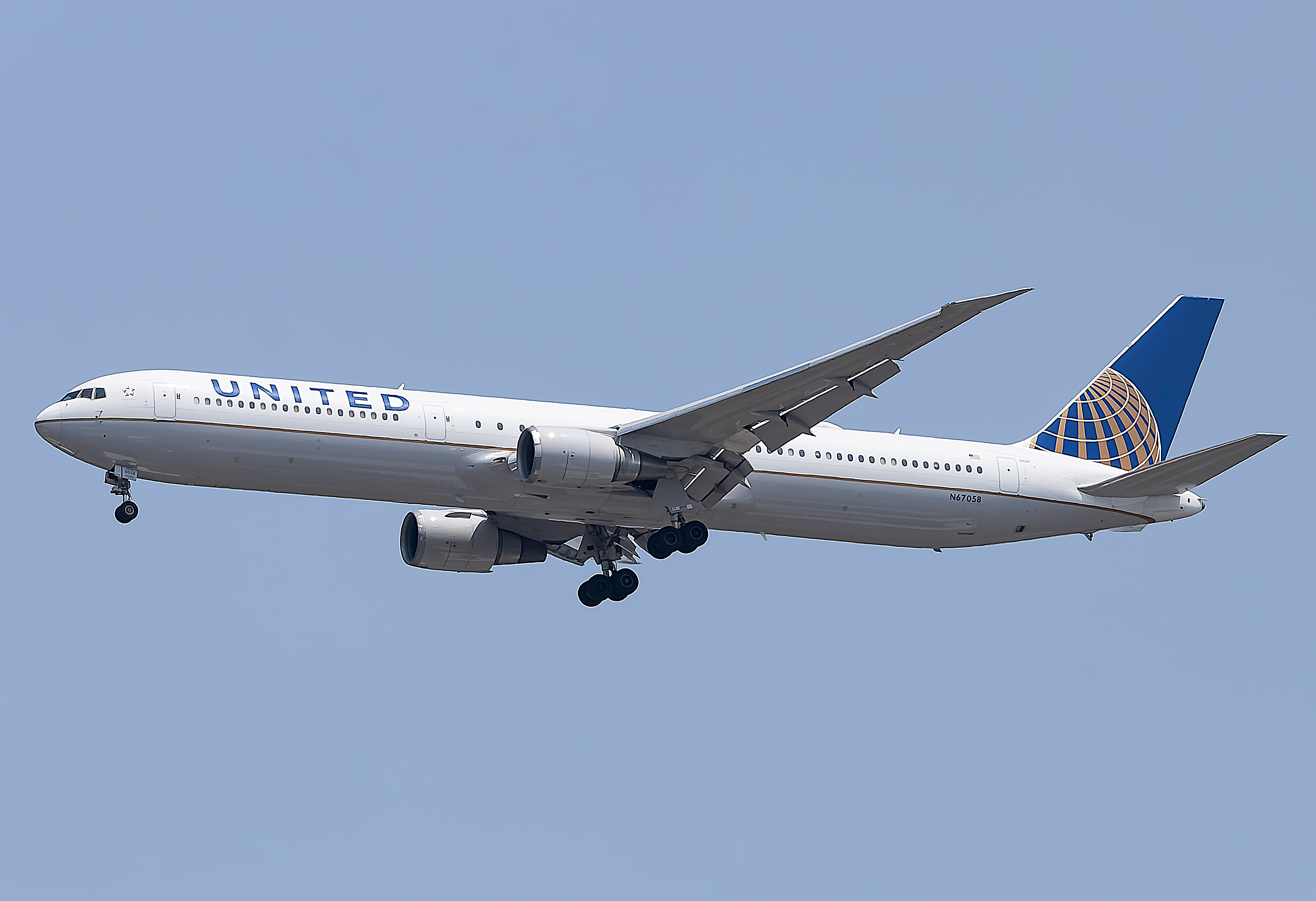 Full size: United Airlines Boeing 767-400ER N67058 at Washington Dulles International Airport