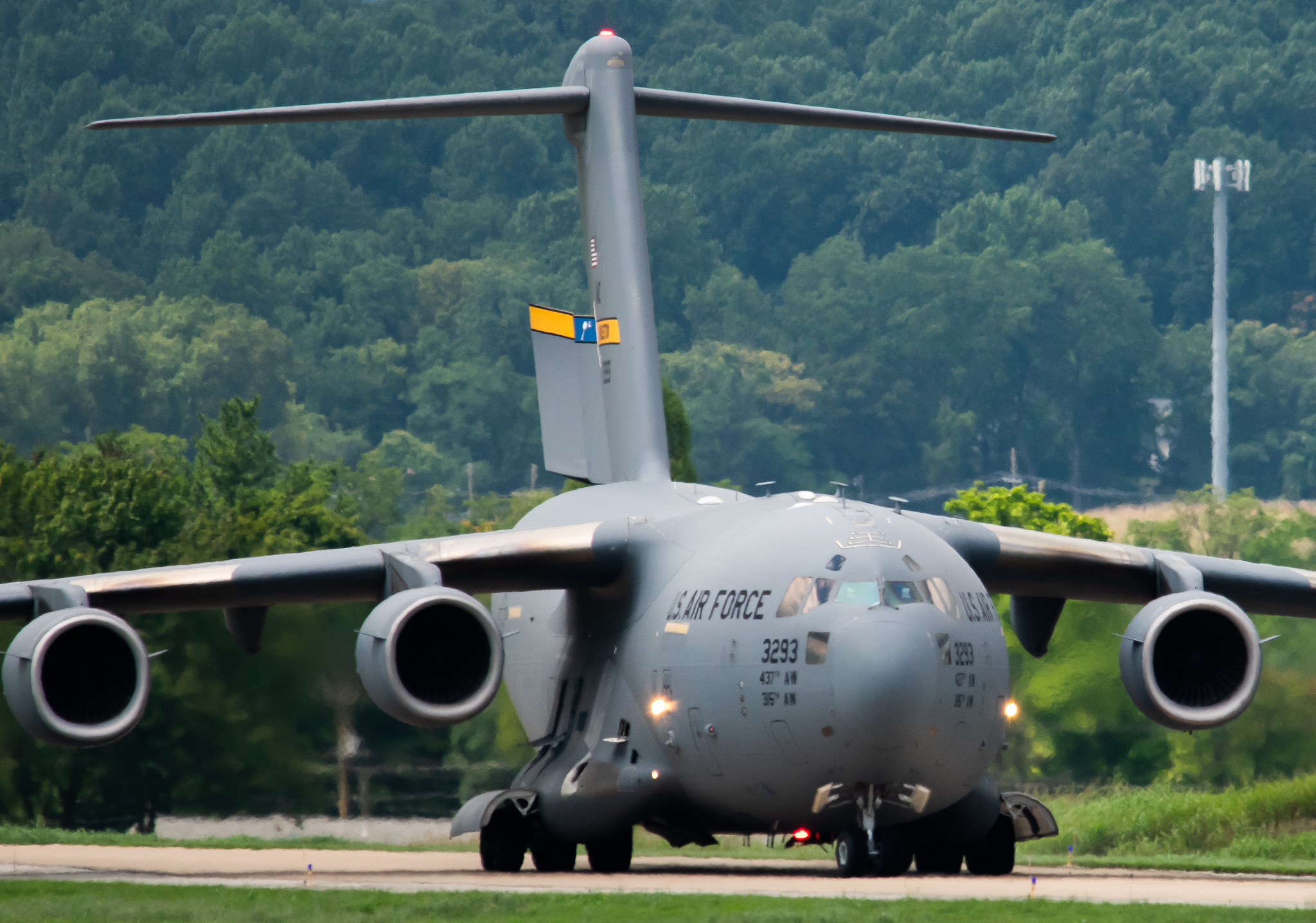 Full size: USAF - United States Air Force Boeing C-17 Globemaster III 92-3293 at Eastern WV Regional Airport/Shepherd Field