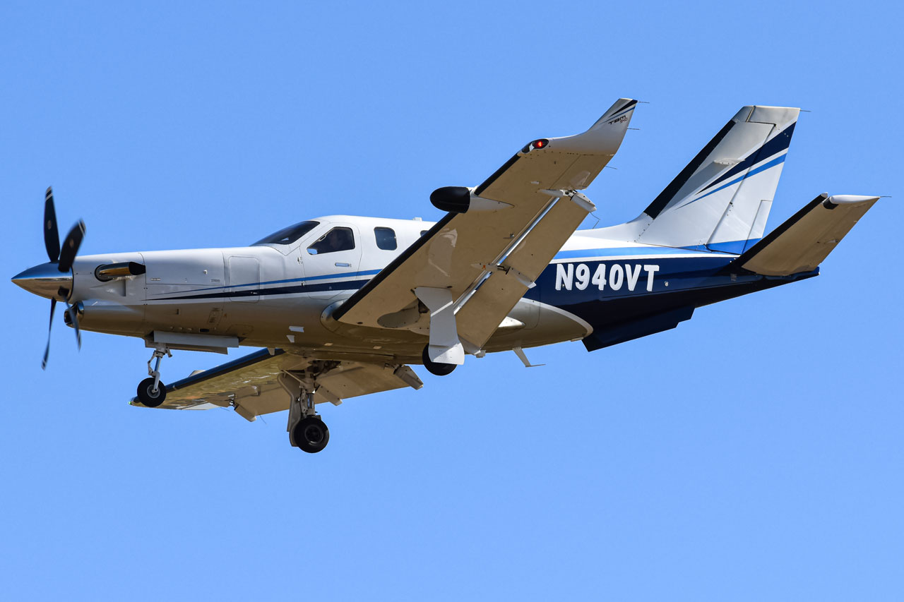 Full size: PRIVATE Compagine Daher TBM 700 N940VT at Vance Brand Airport