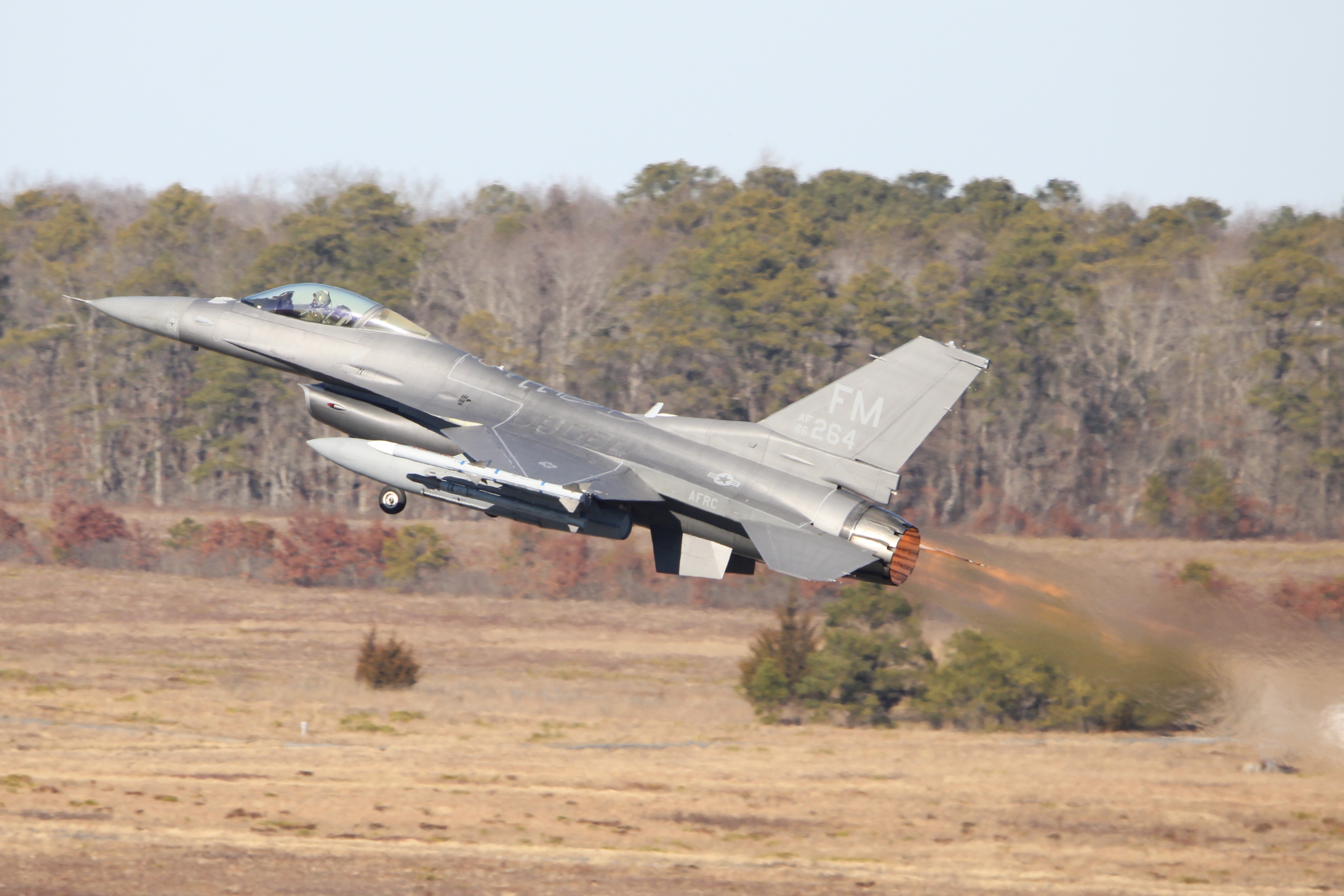 Full size: USAF - United States Air Force General Dynamics F-16 Fighting Falcon 86-0264 at Atlantic City International Airport