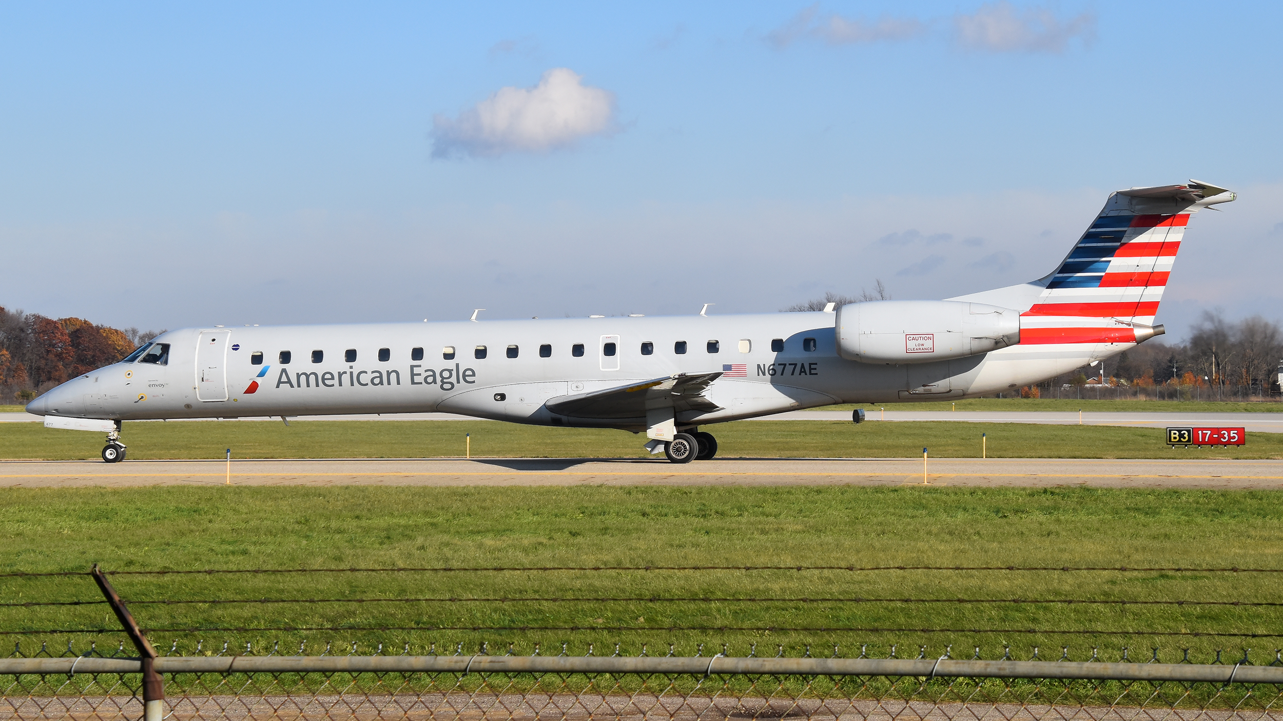 Full size: American Eagle Embraer ERJ145 N677AE at Kalamazoo Battle Creek International Airport