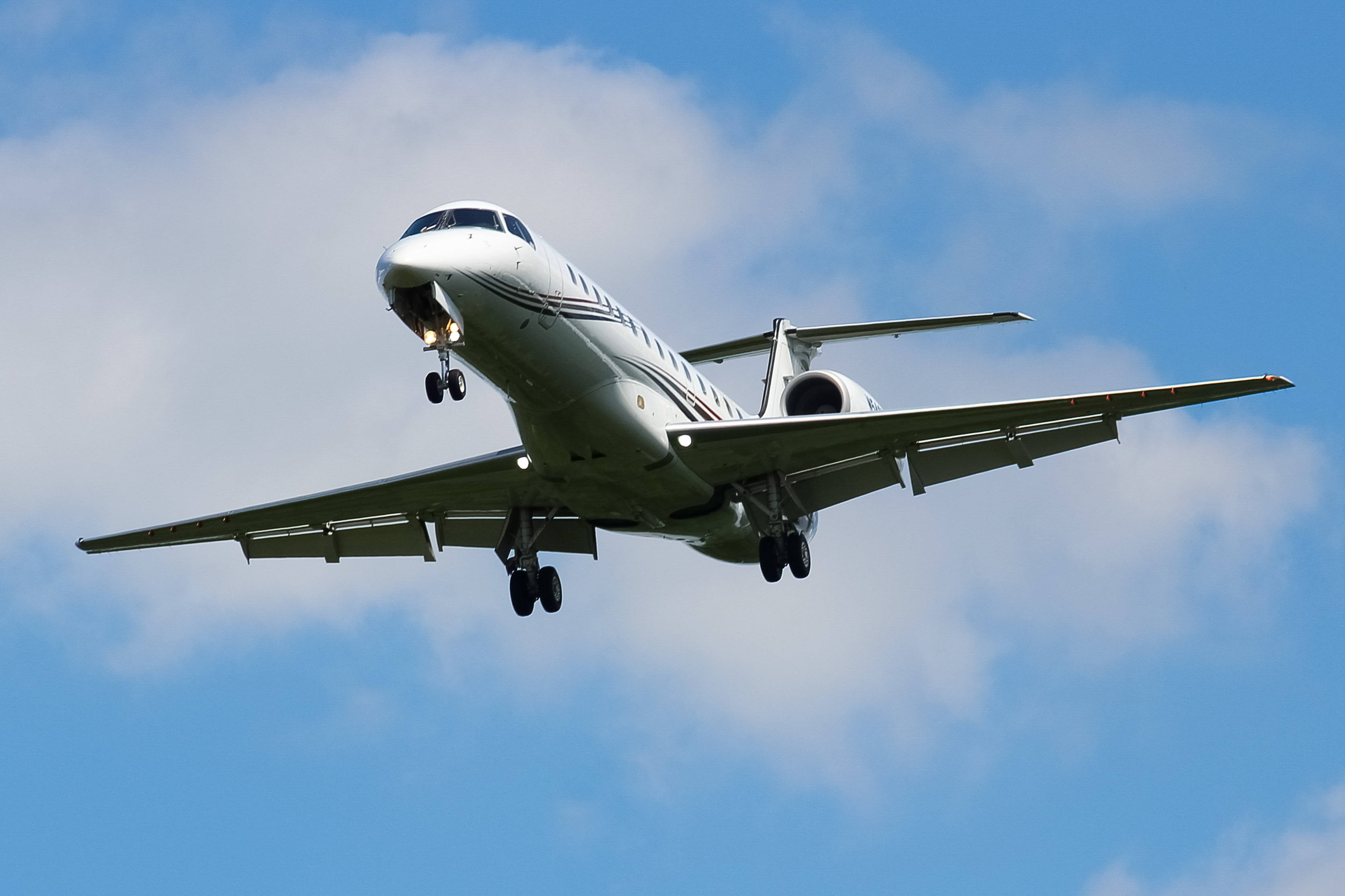 Full size: Ultimate Air Shuttle Embraer ERJ135 N548M at Cincinnati Municipal Airport/Lunken Field