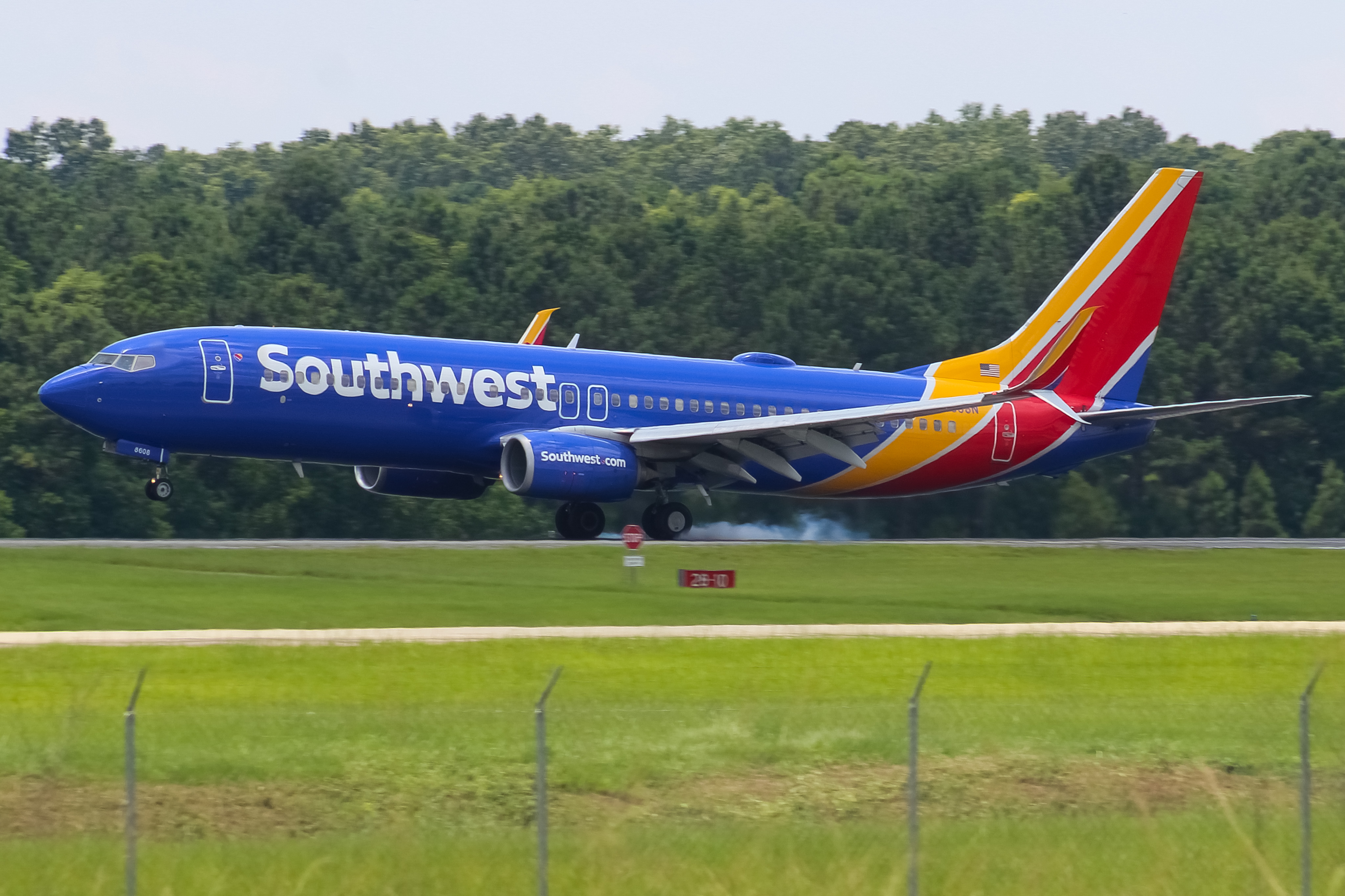 Full size: Southwest Airlines Boeing 737-800 N8608N at Savannah/Hilton Head International Airport