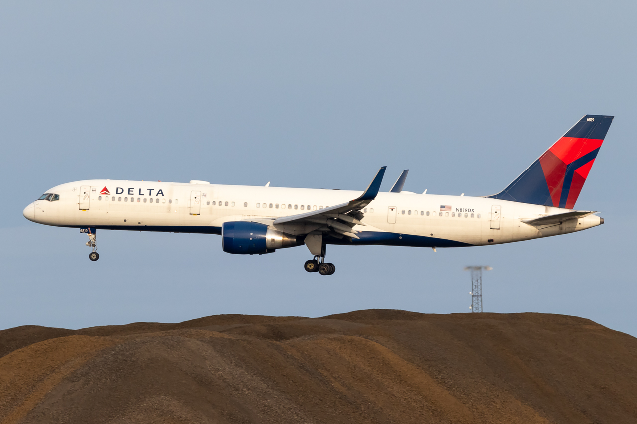 Full size: Delta Airlines Boeing 757-200 N819DX at Keflavik International Airport