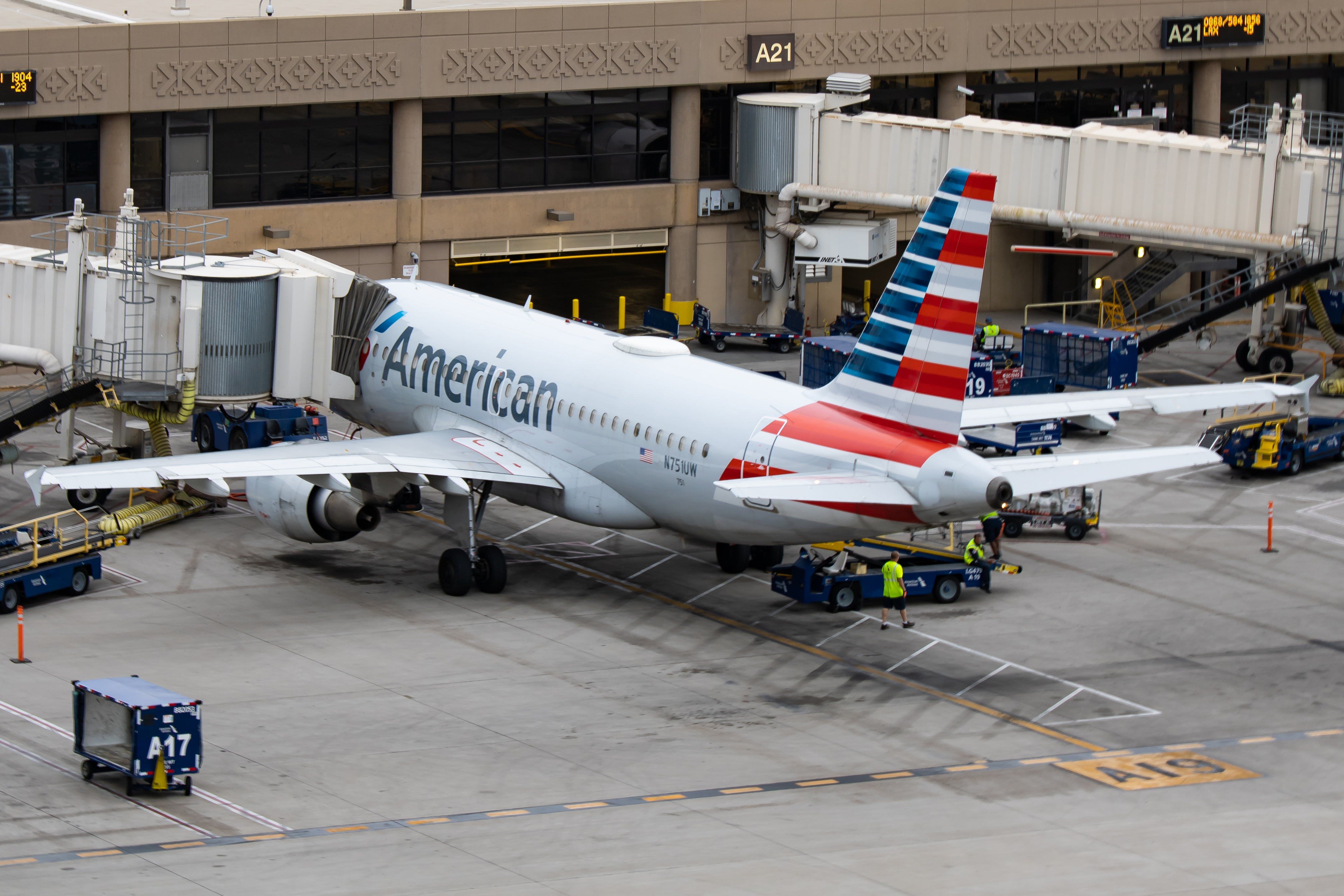 Full size: American Airlines Airbus A319 N751UW at Phoenix Sky Harbor International Airport