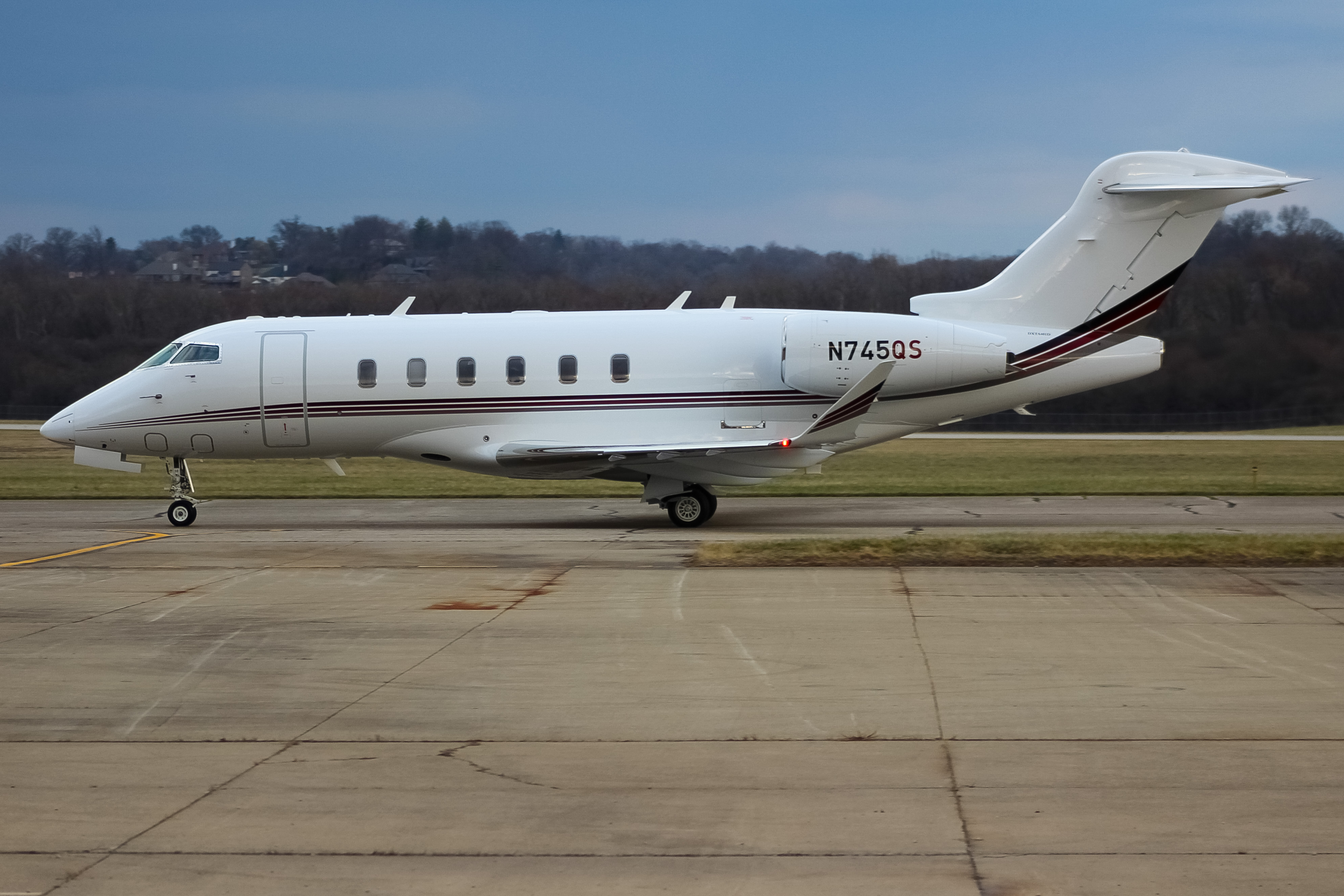 Full size: NetJets Bombardier Challenger 350  N745QS at Cincinnati Municipal Airport/Lunken Field
