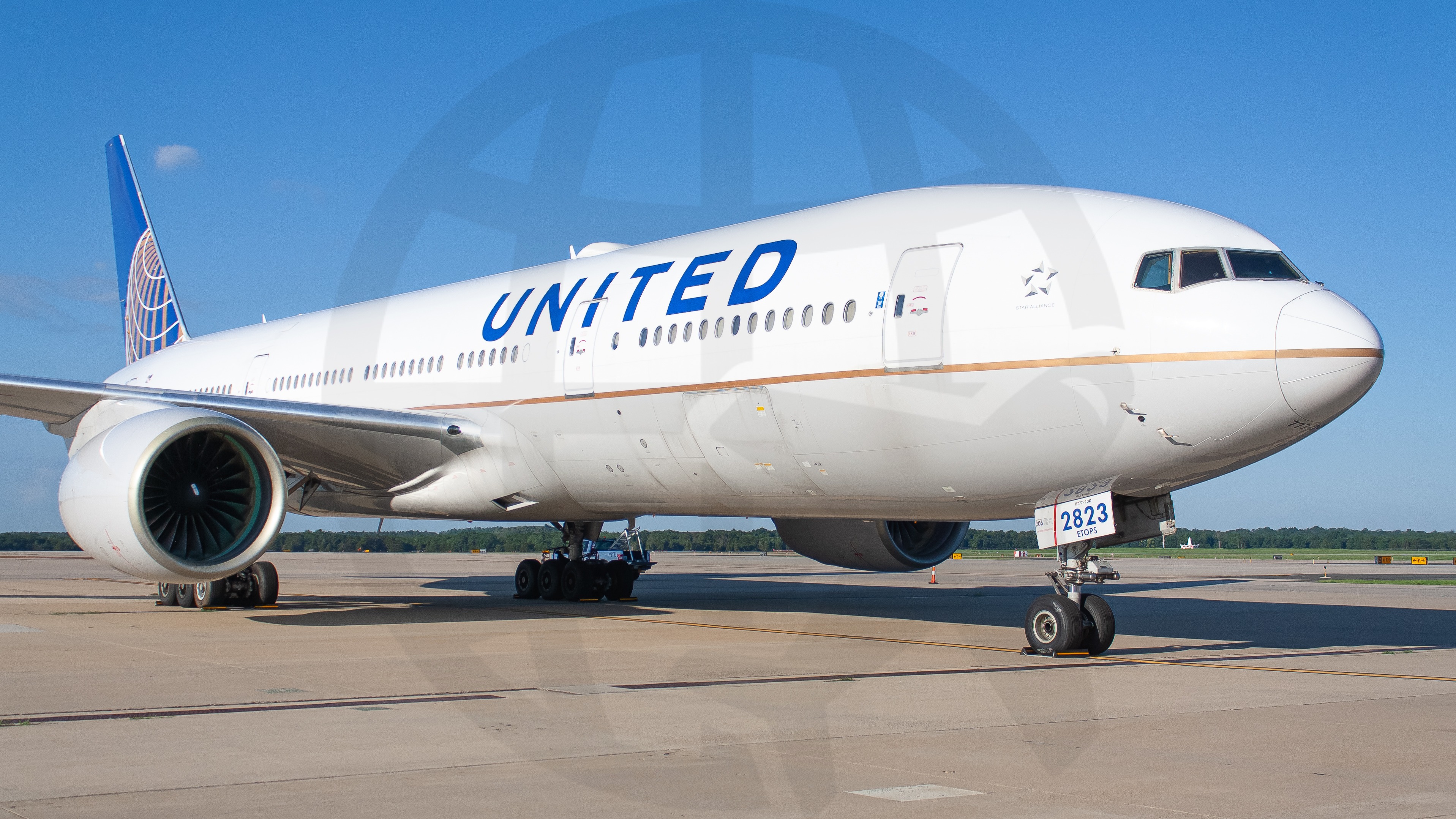 Full size: United Airlines Boeing 777-200ER N223UA at Washington Dulles International Airport