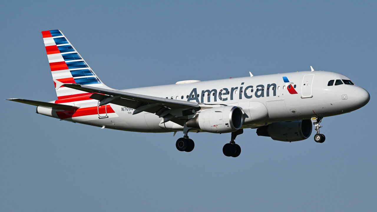 Full size: American Airlines Airbus A319 N709UW at Dallas-Fort Worth International Airport