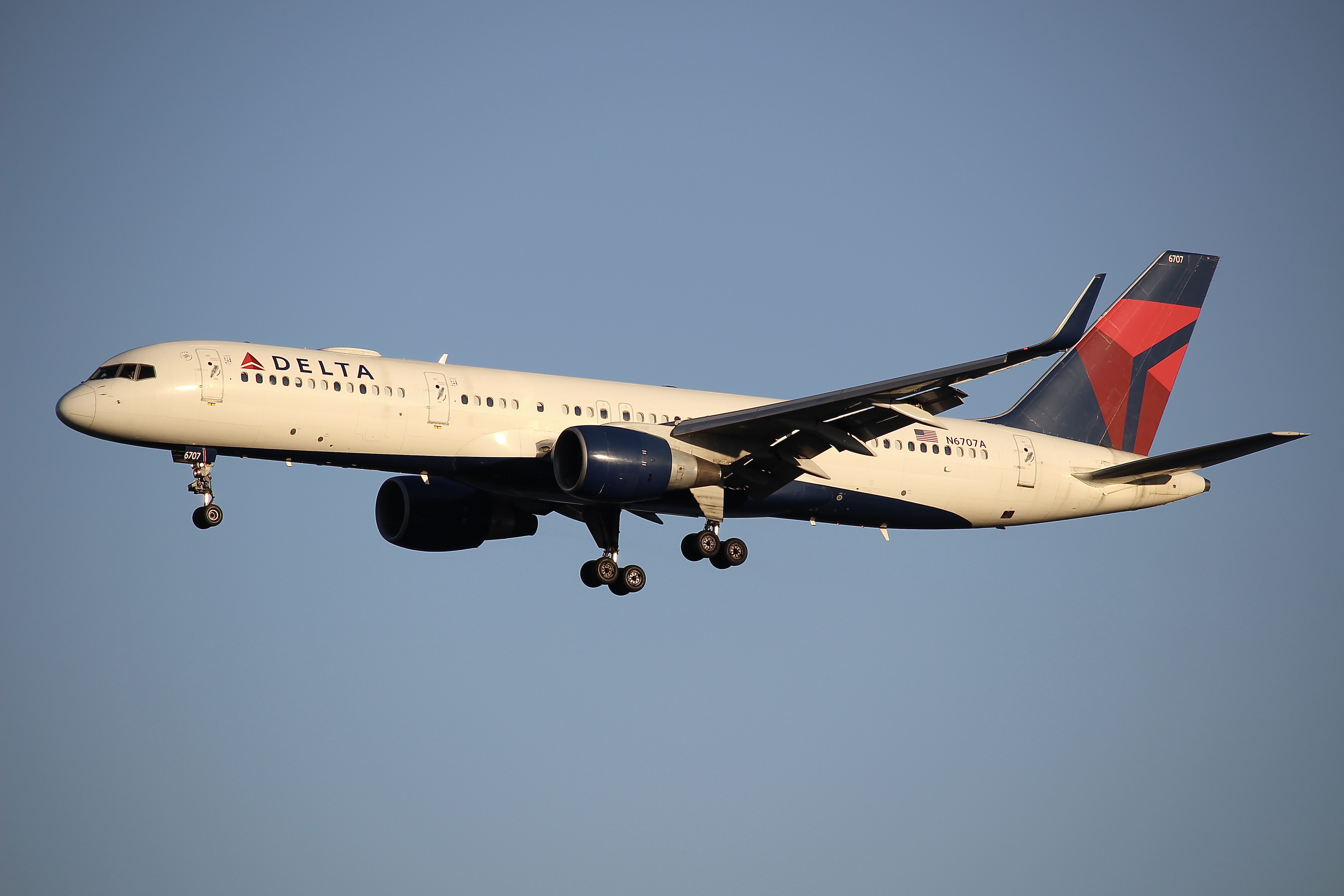 Full size: Delta Airlines Boeing 757-200 N6707A at Ronald Reagan National Airport