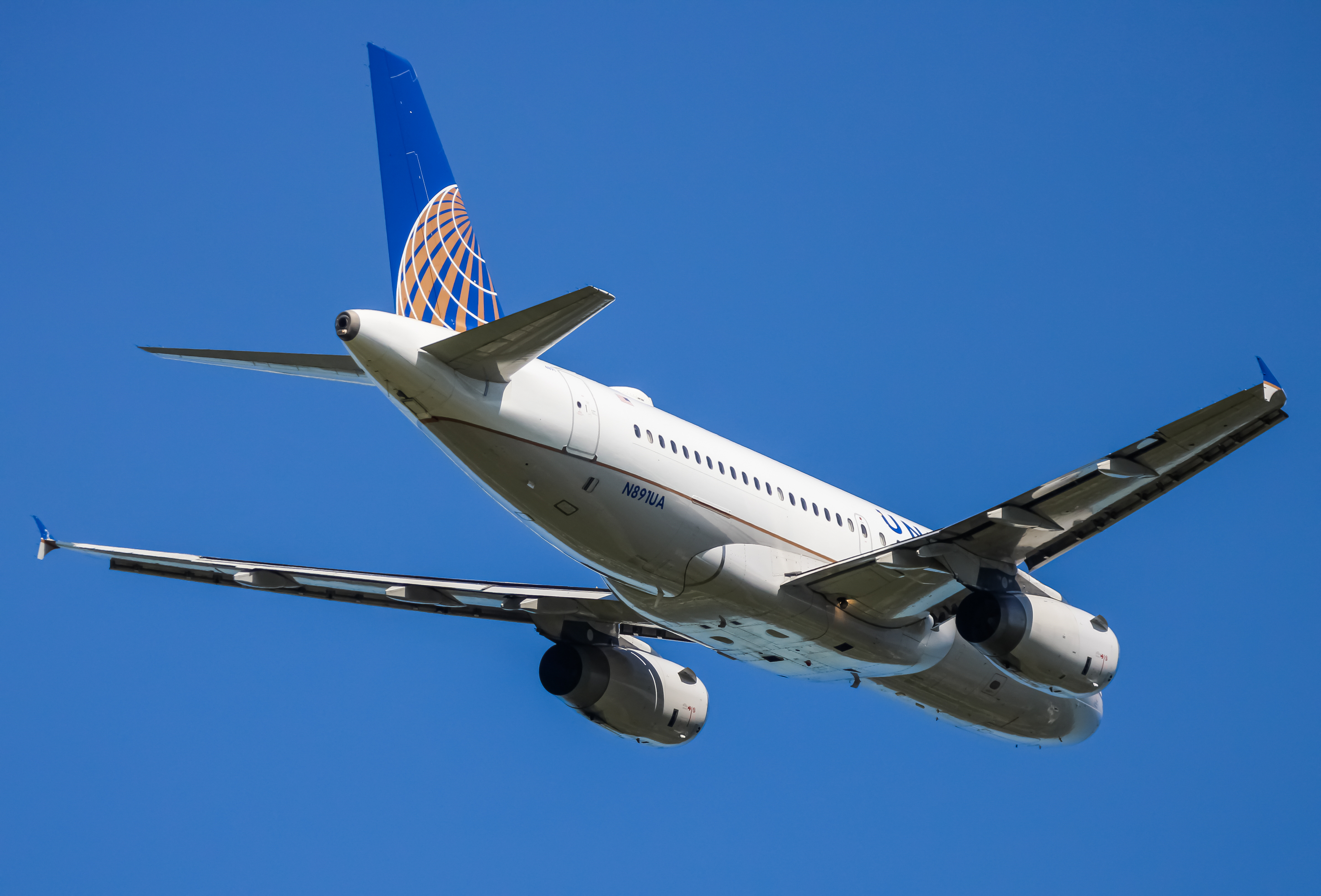 Full size: United Airlines Airbus A319 N891UA at Baltimore/Washington International Thurgood Marshall Airport