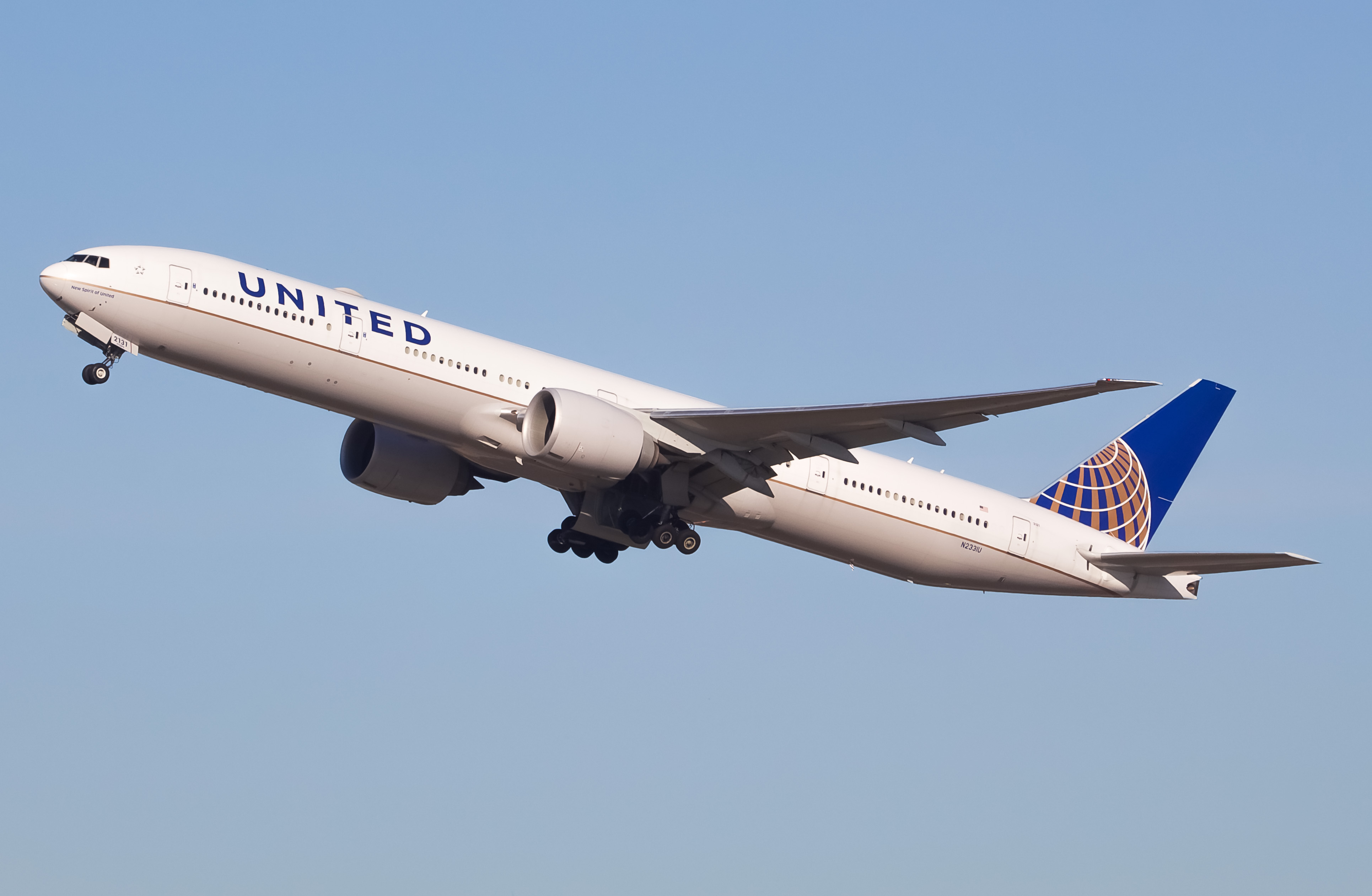 Full size: United Airlines Boeing 777-300ER N2331U at Newark Liberty International Airport