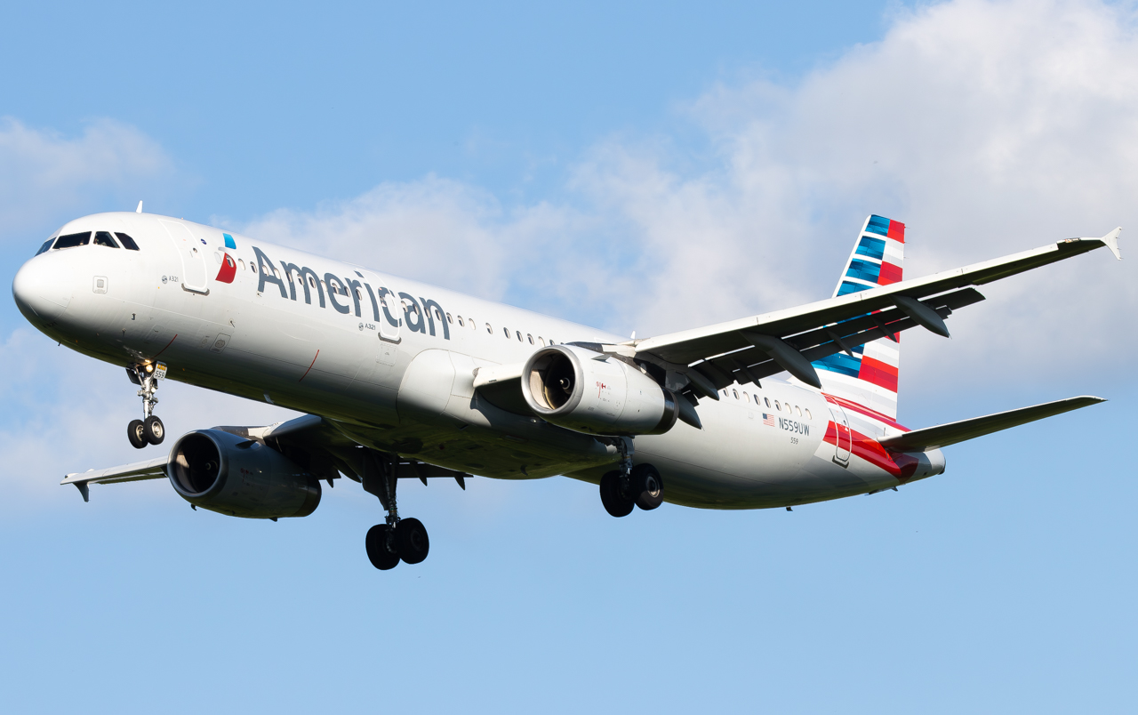 Full size: American Airlines Airbus A321-200 N559UW at Pittsburgh International Airport