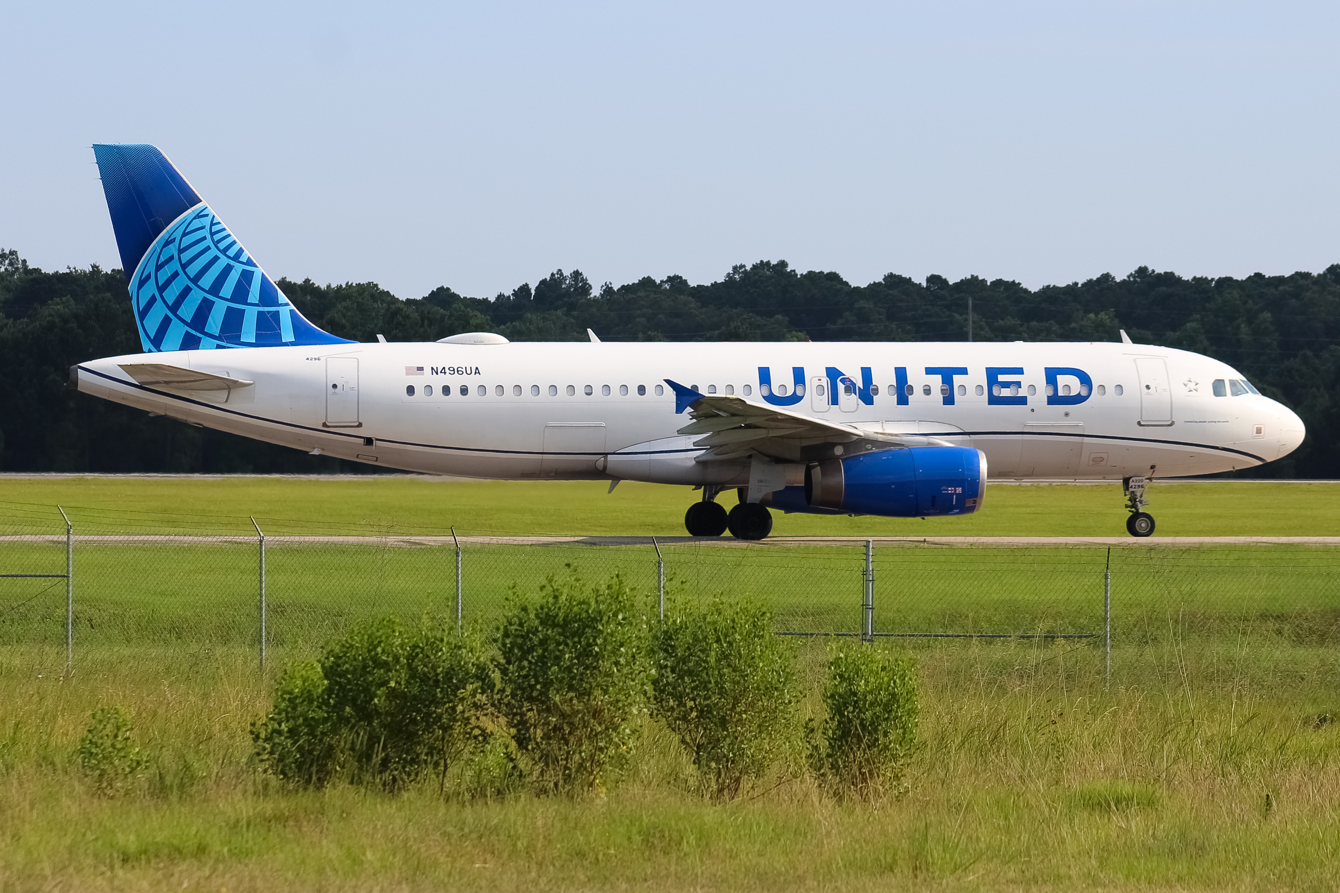Full size: United Airlines Airbus A320 N496UA at Savannah/Hilton Head International Airport