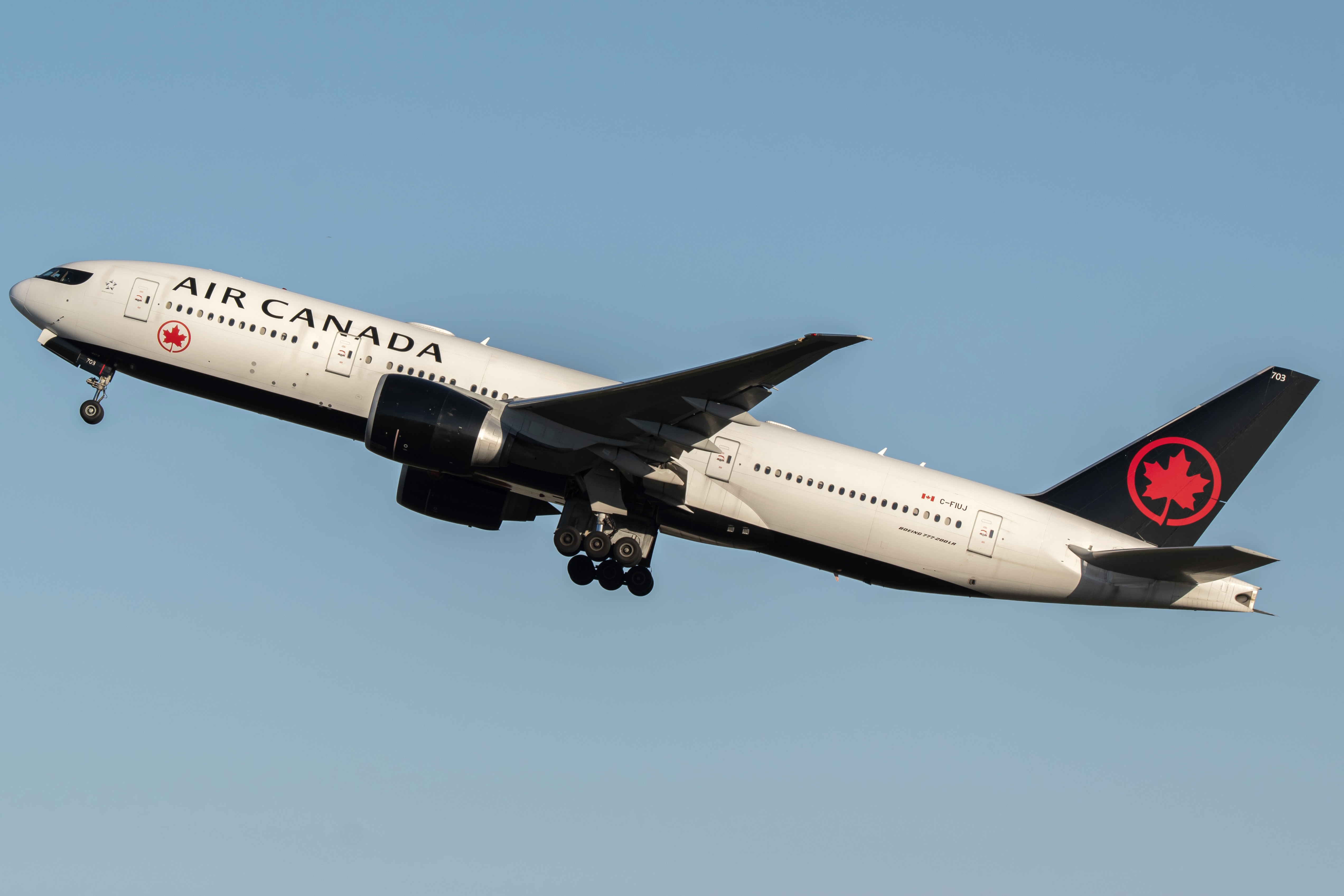 Full size: Air Canada Boeing 777-200LR C-FIUJ at Lester B Pearson International Airport