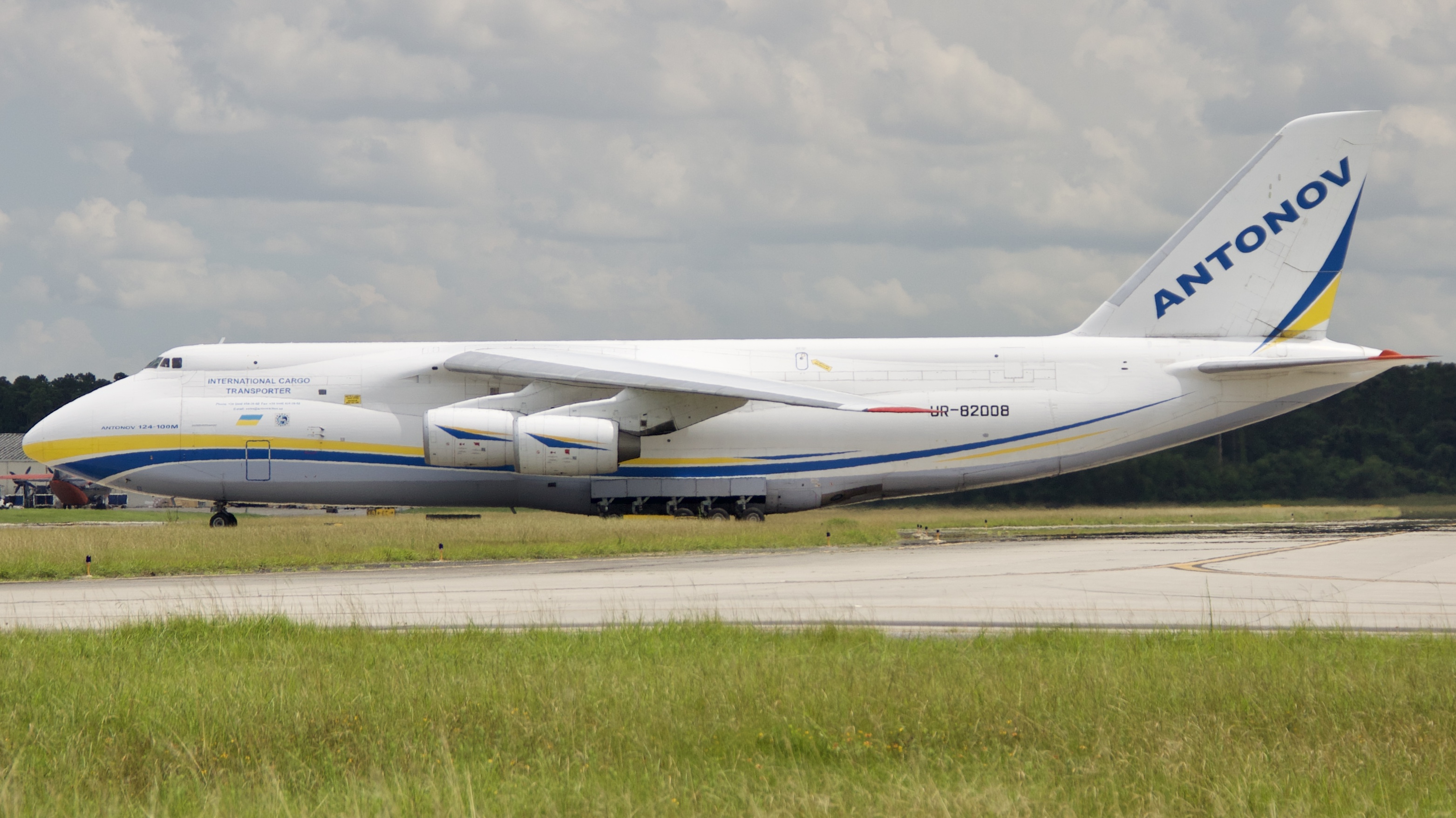 Full size: Antonov Design Bureau Antonov AN-124  UR-82008 at Houston-George Bush Intercontinental Airport