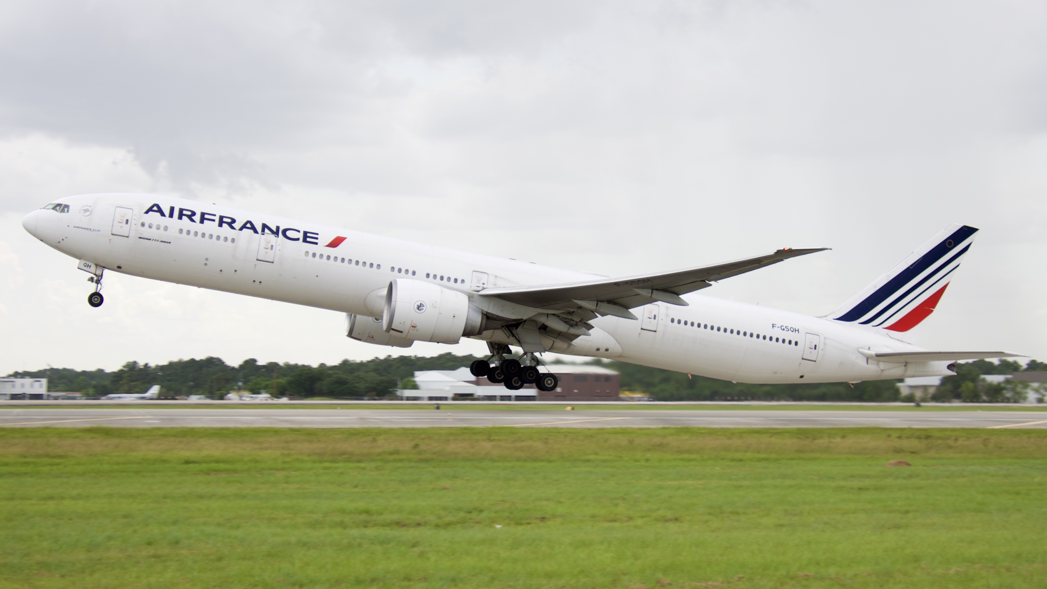 Full size: Air France Boeing 777-300ER F-GSQH at Houston-George Bush Intercontinental Airport