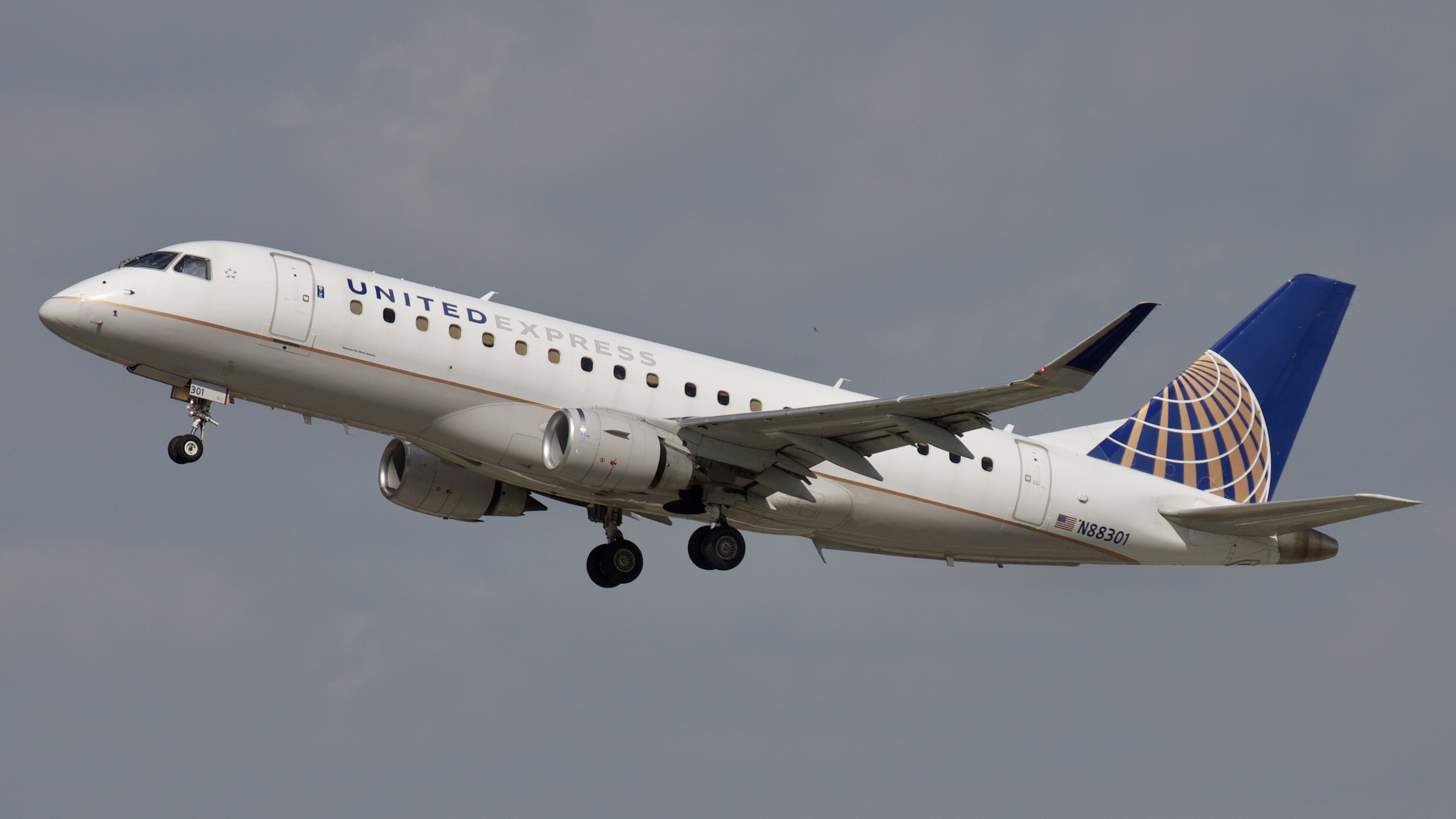 Full size: United Express Embraer E175 N88301 at Houston-George Bush Intercontinental Airport