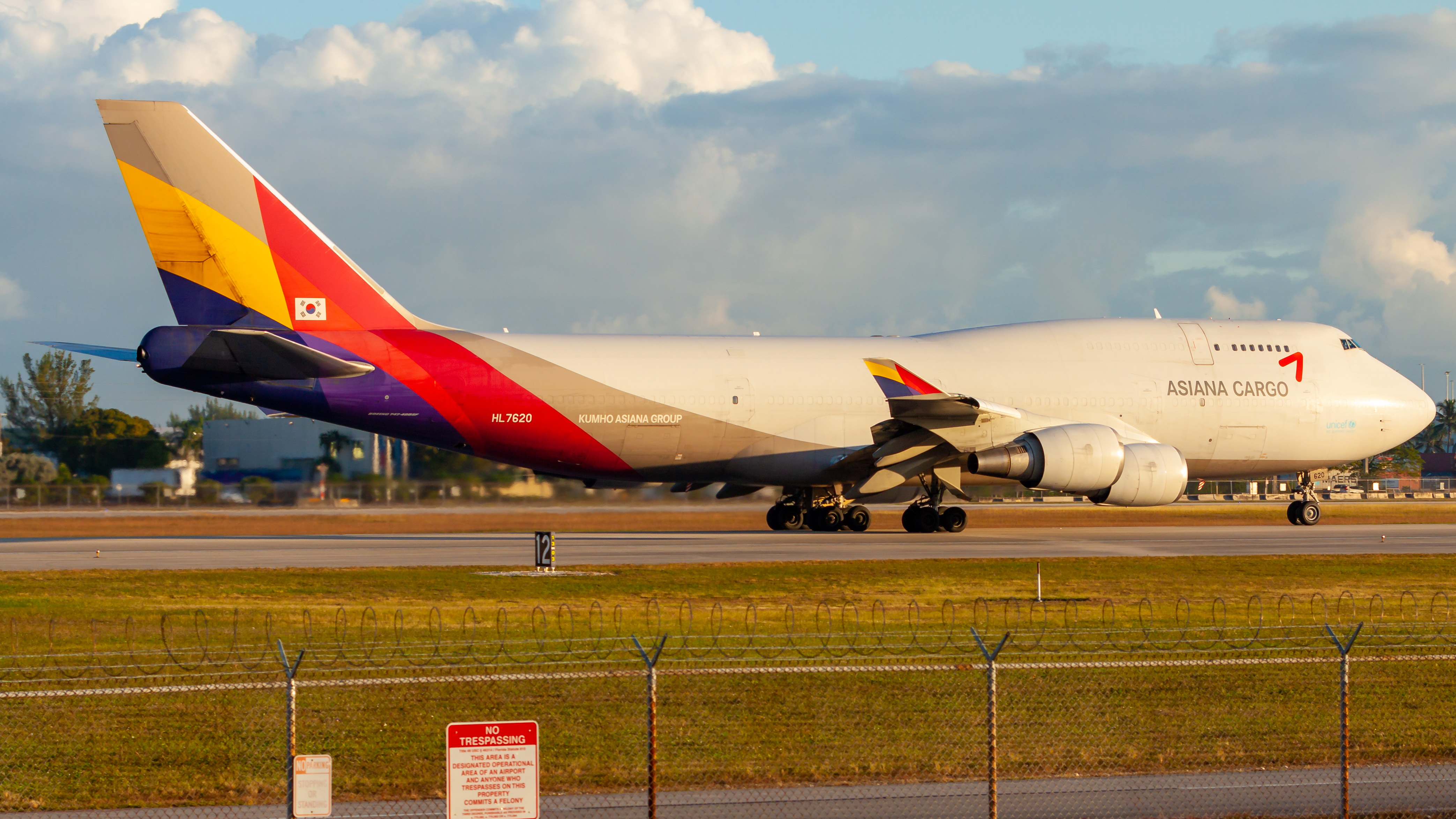 Full size: Asiana Airlines Cargo Boeing 747-400F HL 7620 at Miami International Airport