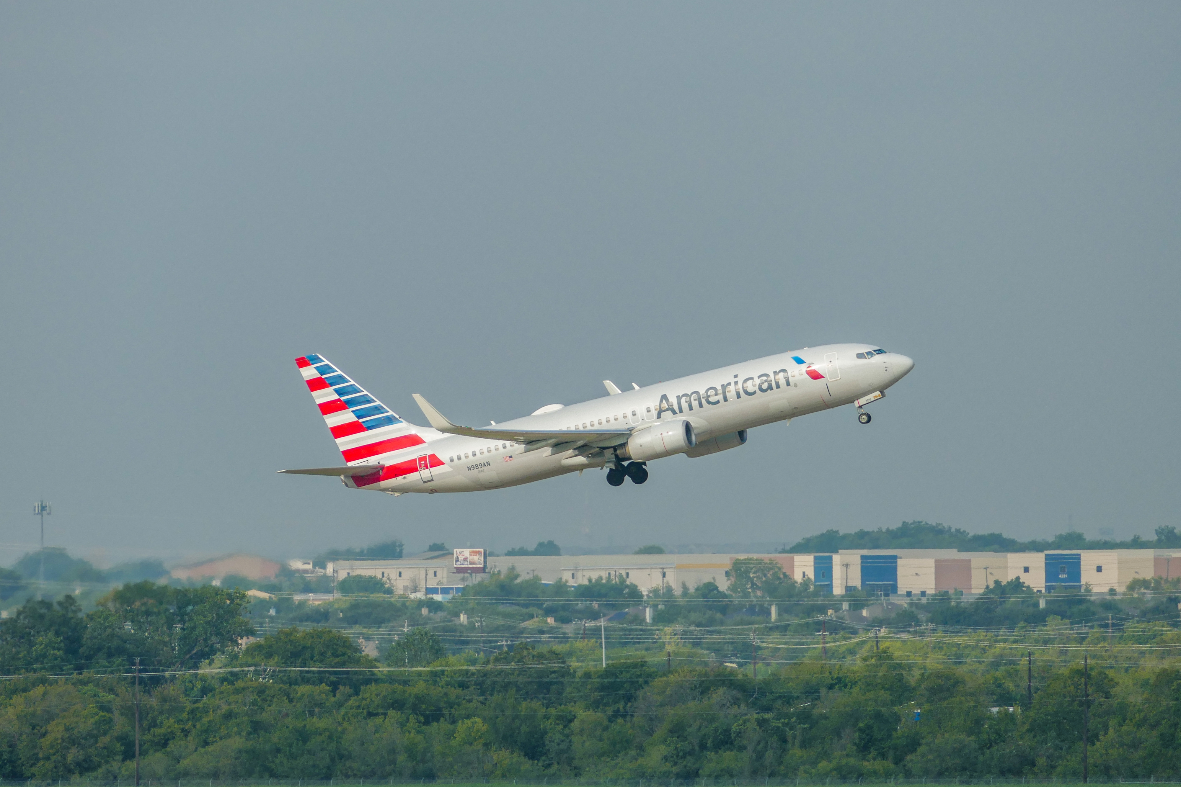 Full size: American Airlines Boeing 737-800 N989AN at Austin-Bergstrom International Airport