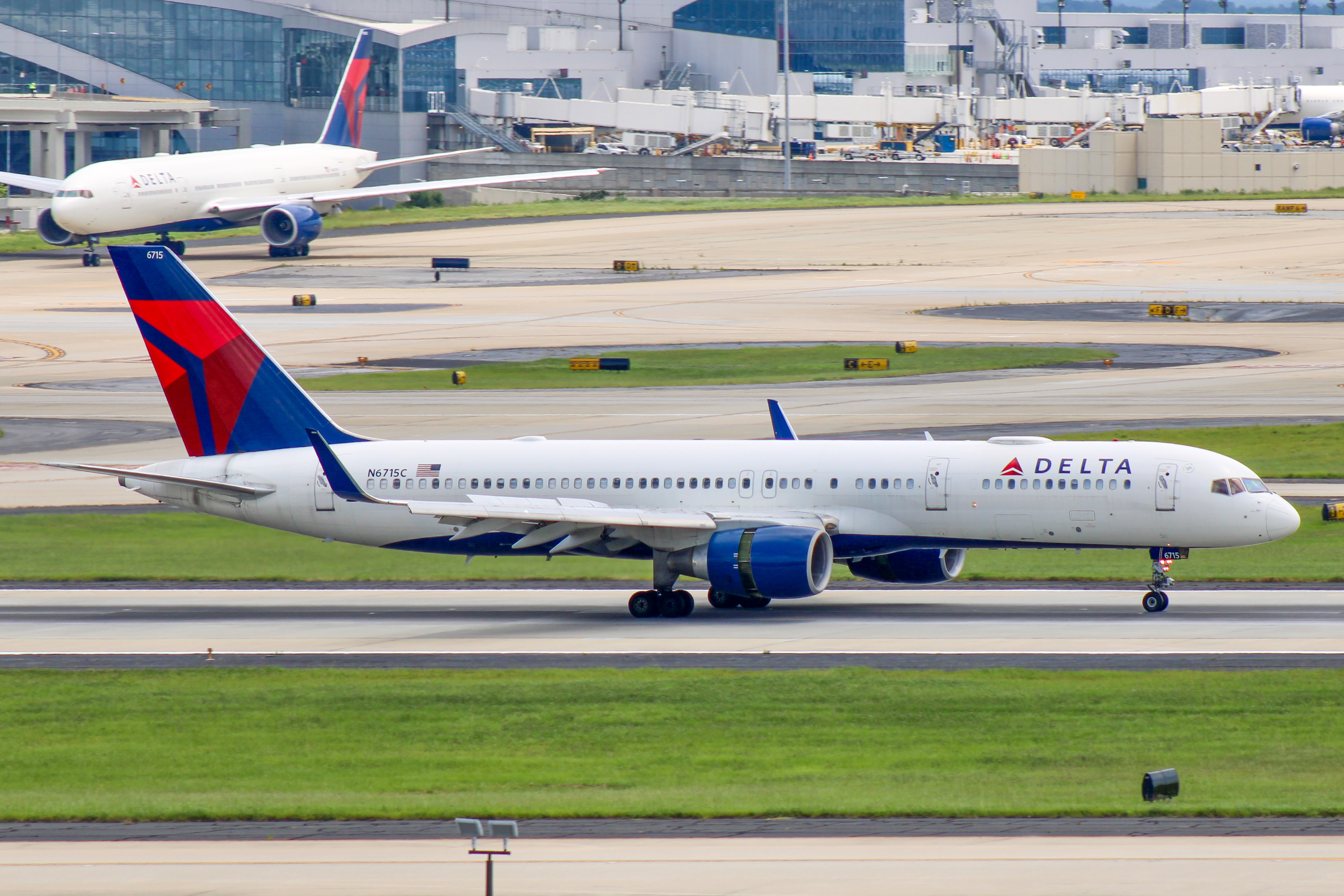 Full size: Delta Airlines Boeing 757-200 N6715C at Hartsfield-Jackson Atlanta International Airport