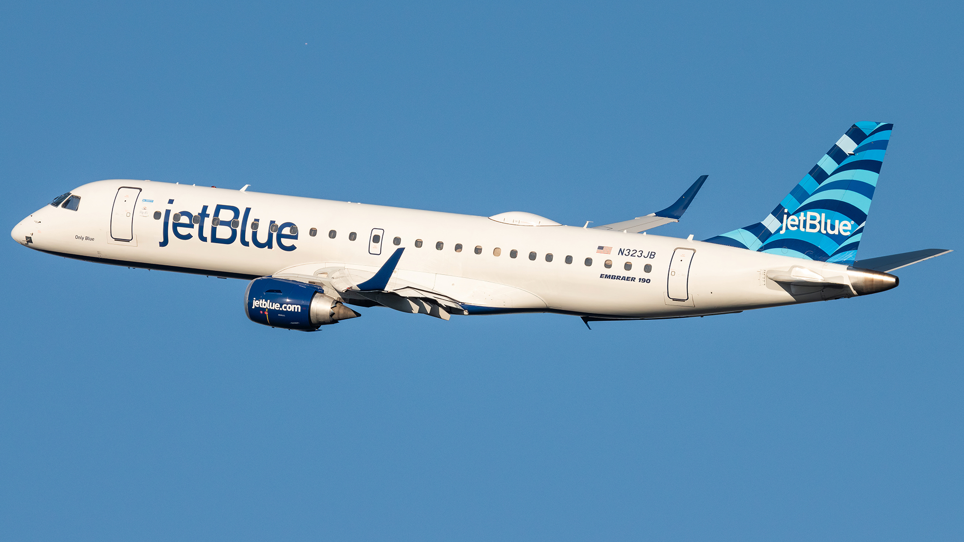 Full size: JetBlue Airways Embraer E190 N323JB at Ronald Reagan National Airport