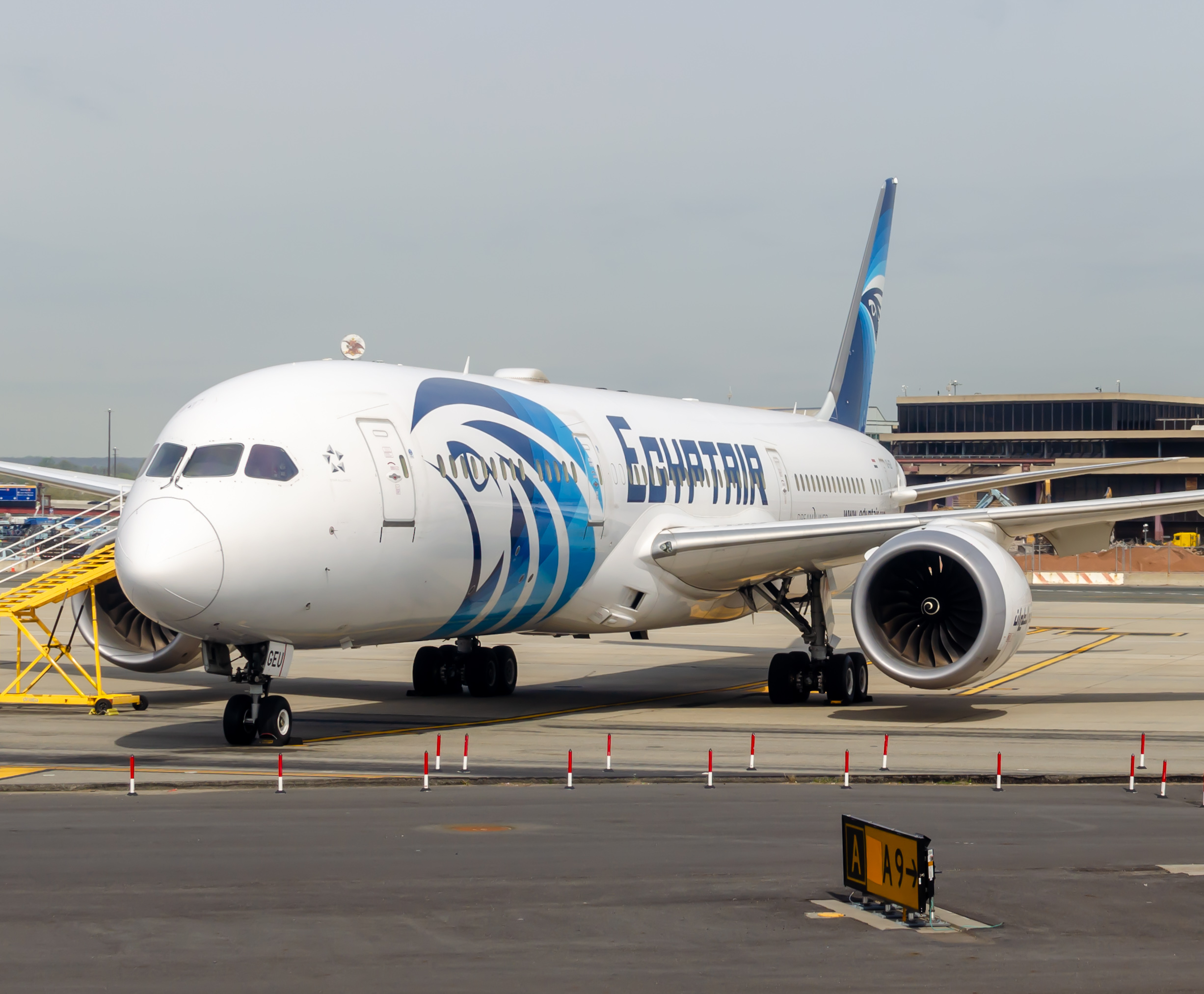 Full size: EgyptAir Boeing 787-9 SU-GEW  at Newark Liberty International Airport