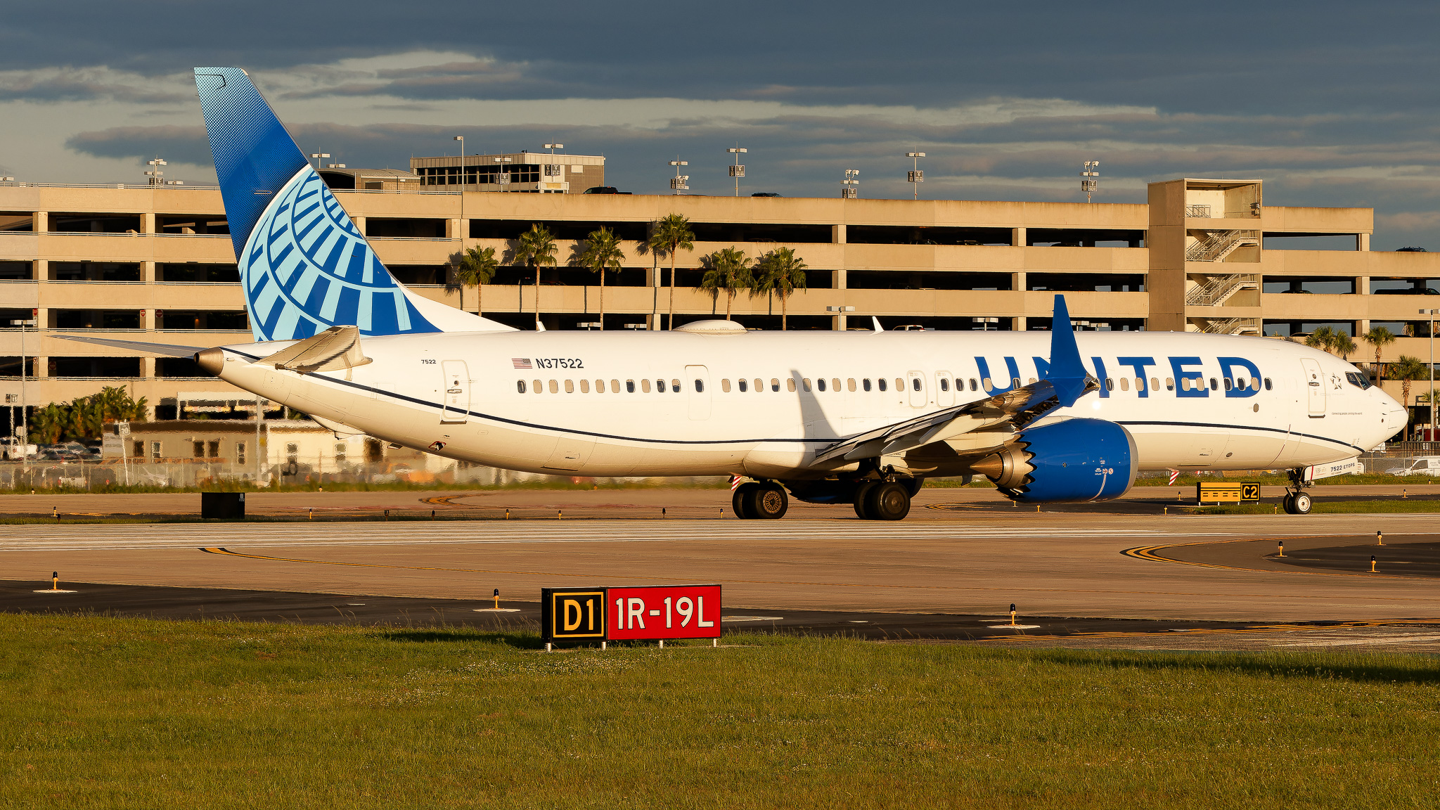 Full size: United Airlines Boeing 737 MAX 9 N37522 at Tampa International Airport